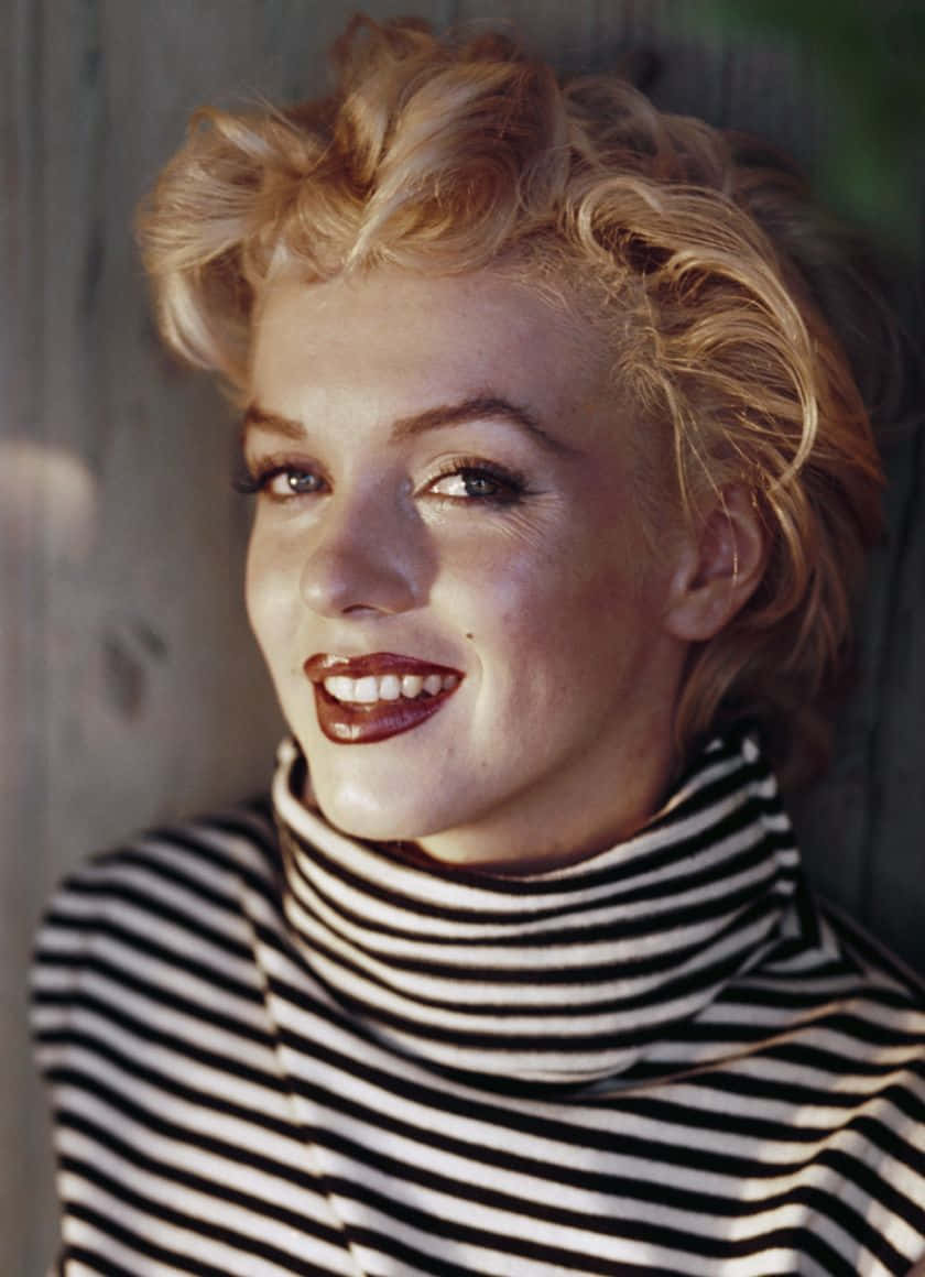 Marilyn Monroe foretager sig en sensuel stilling, der inspirerer os alle til at træffe dristige valg Wallpaper