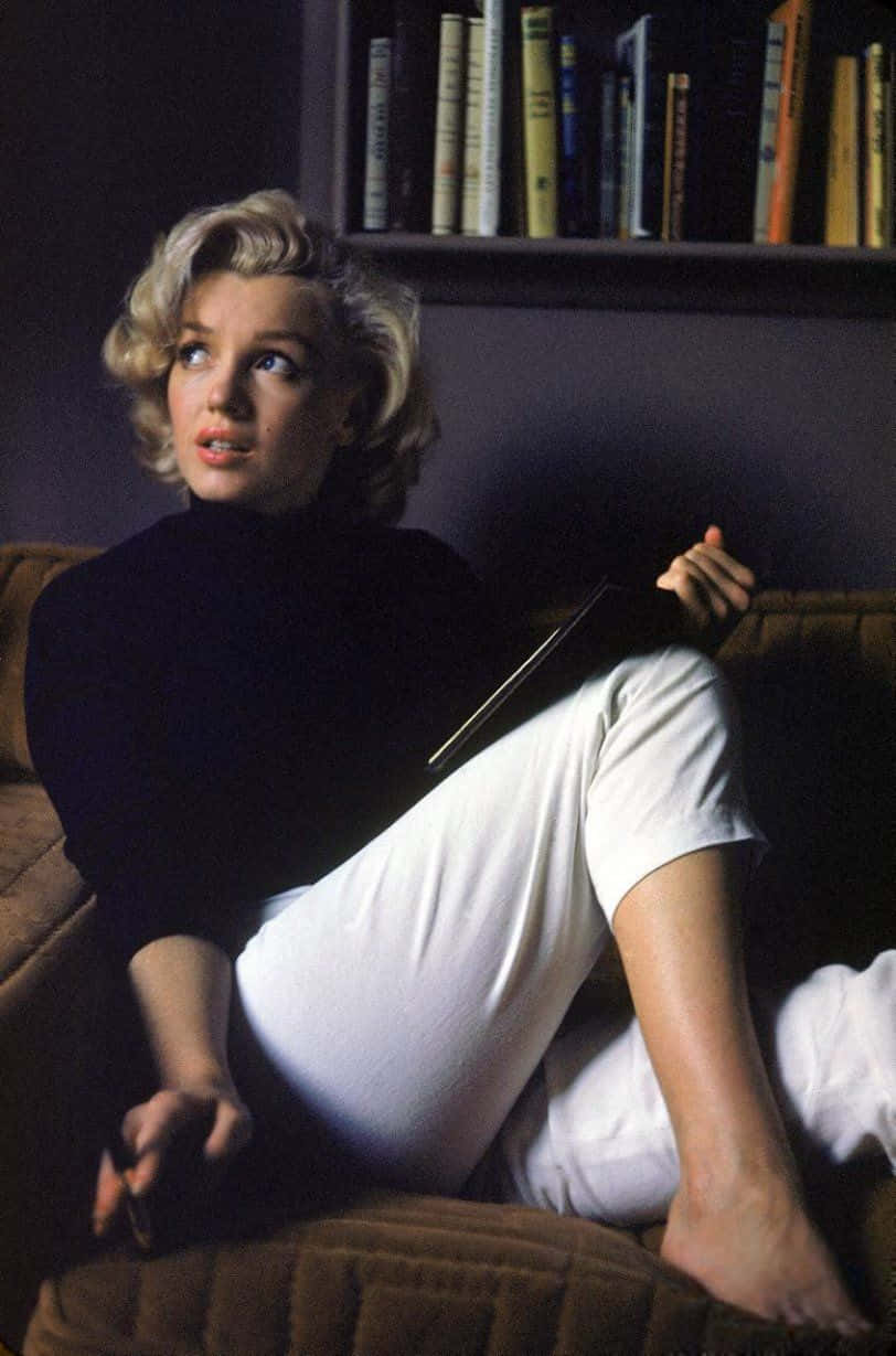 Marilyn Monroe exudes bombshell glamour on iPhone 11 Pro Wallpaper