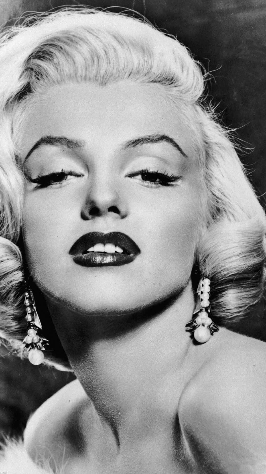 Marilyn Monroe holding an iPhone Wallpaper