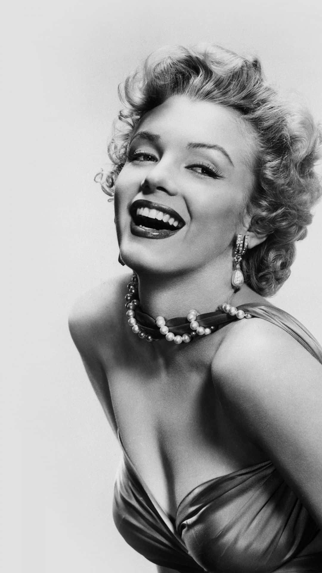 Enjoy a classic Hollywood glamour moment with legendary beauty Marilyn Monroe. Wallpaper