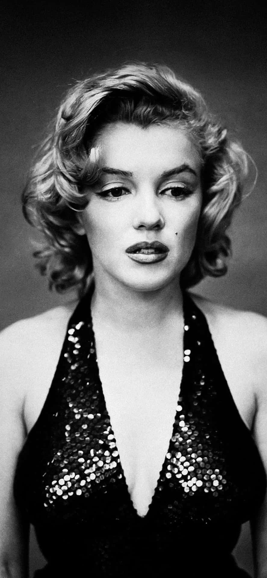 Marilyn Monroe Posing in Her Iconic Look on iPhone. Wallpaper