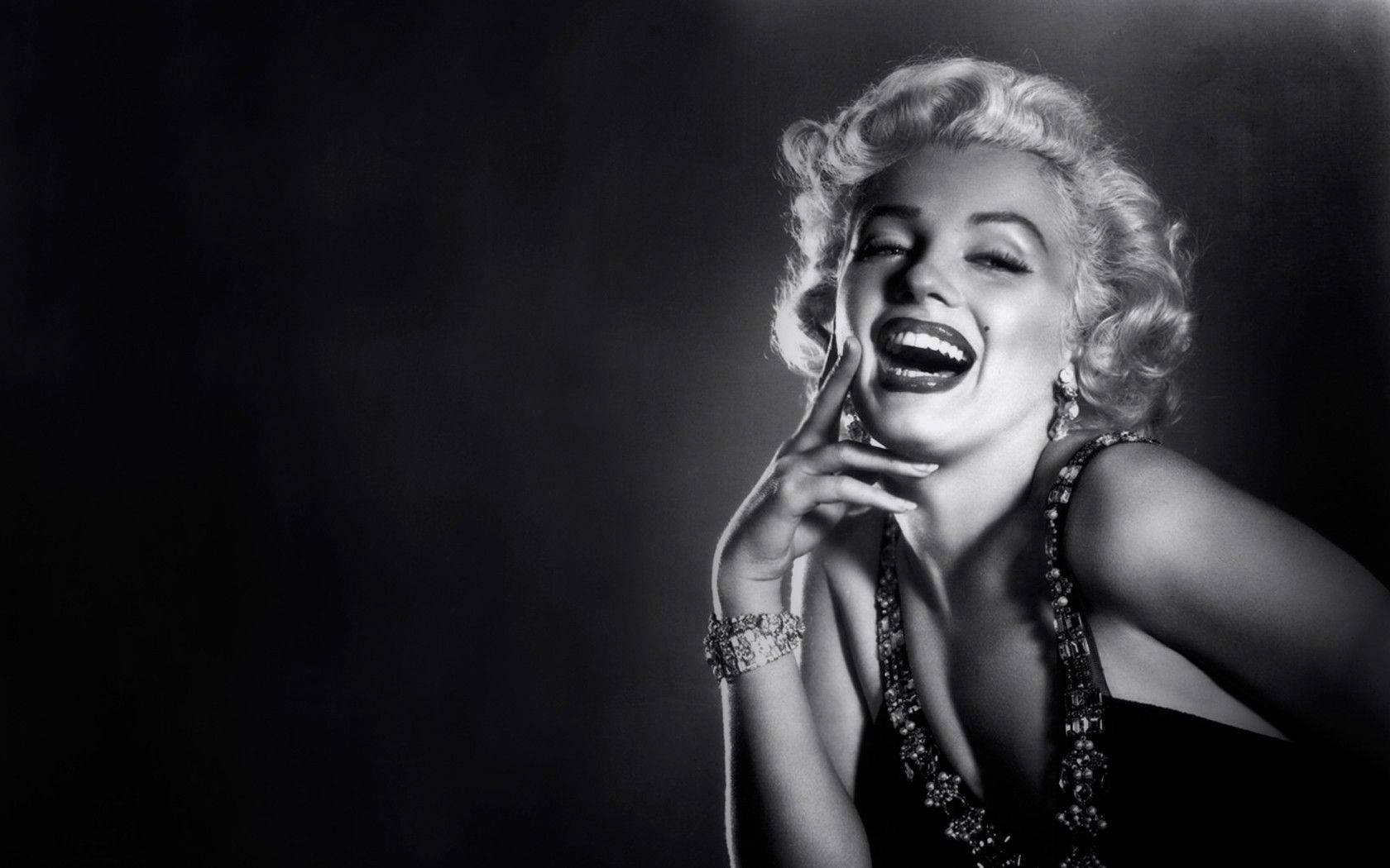 Marilyn Monroe Laughing Pose Wallpaper