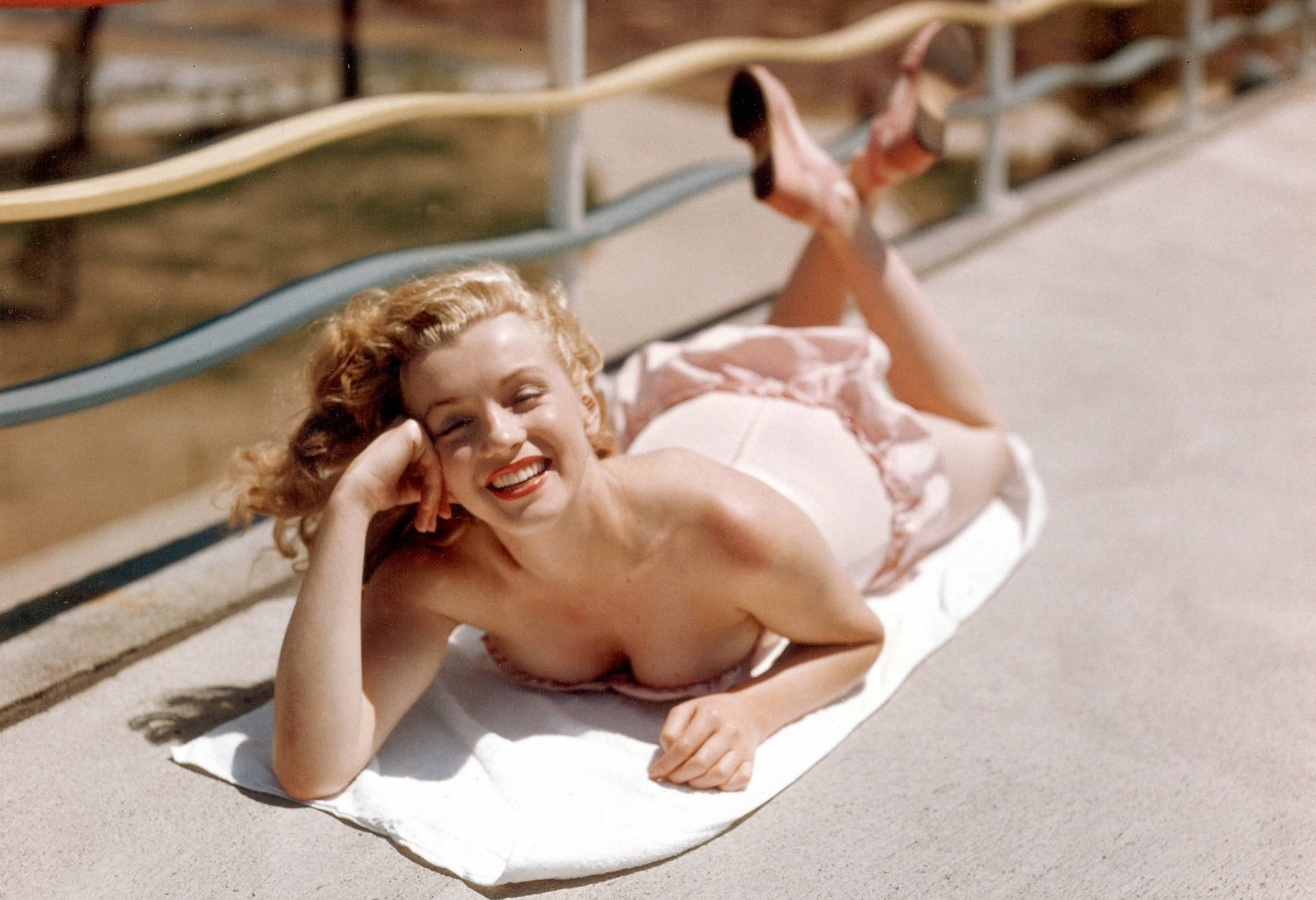 Marilyn Monroe Sdraiata Sotto Il Sole Sfondo