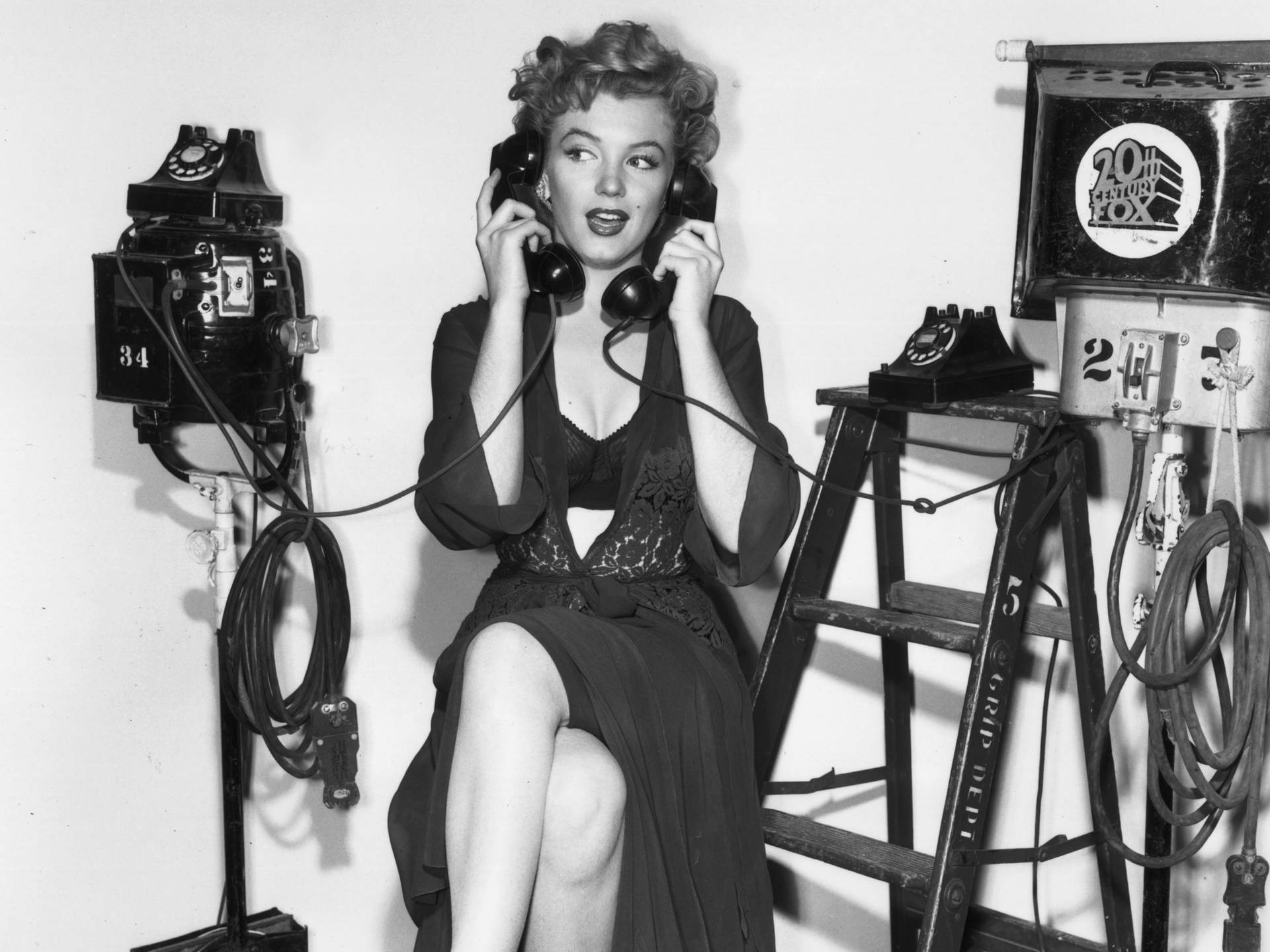 Marilyn Monroe På Telefonen Wallpaper