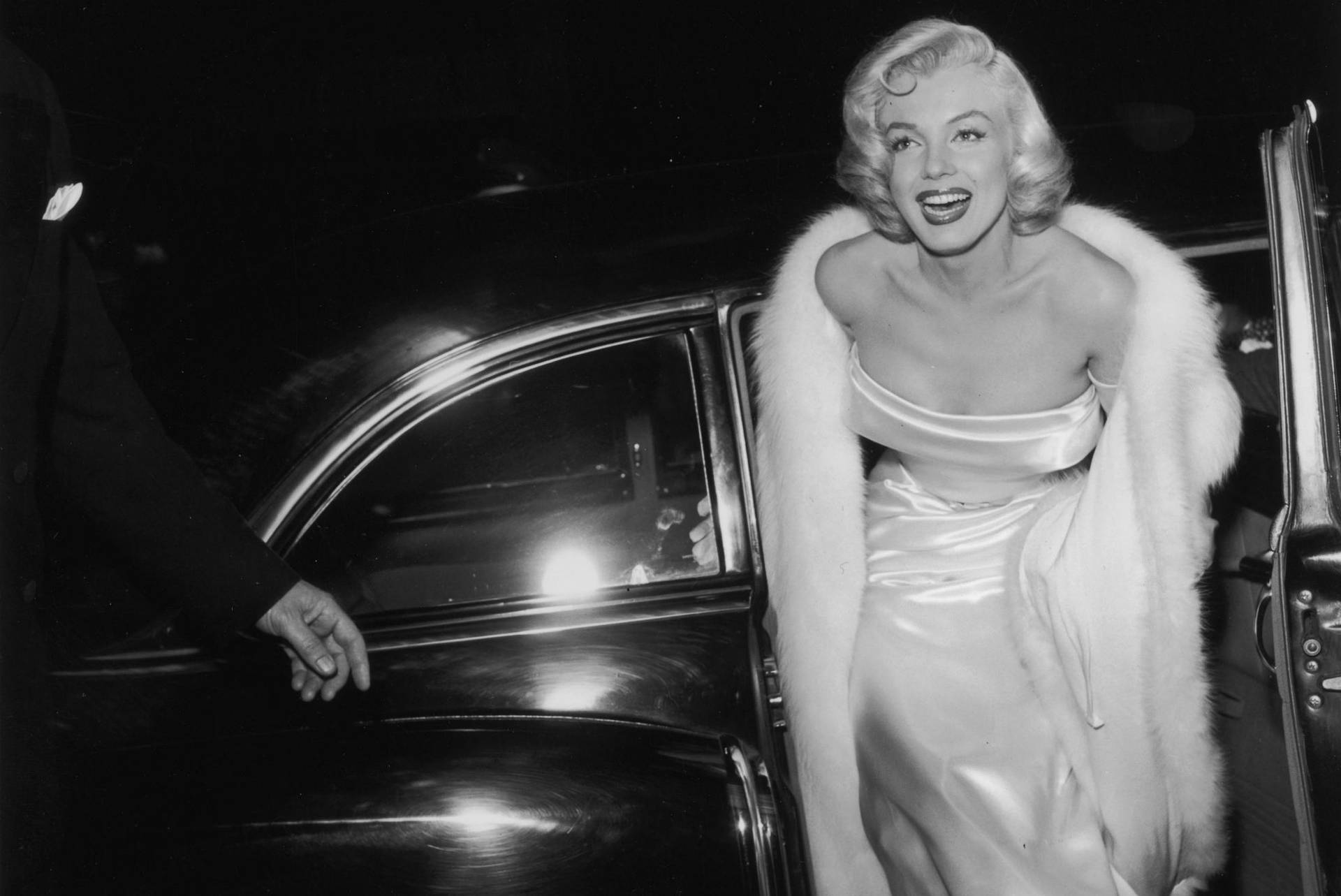 Marilynmonroe Saliendo De Un Automóvil. Fondo de pantalla