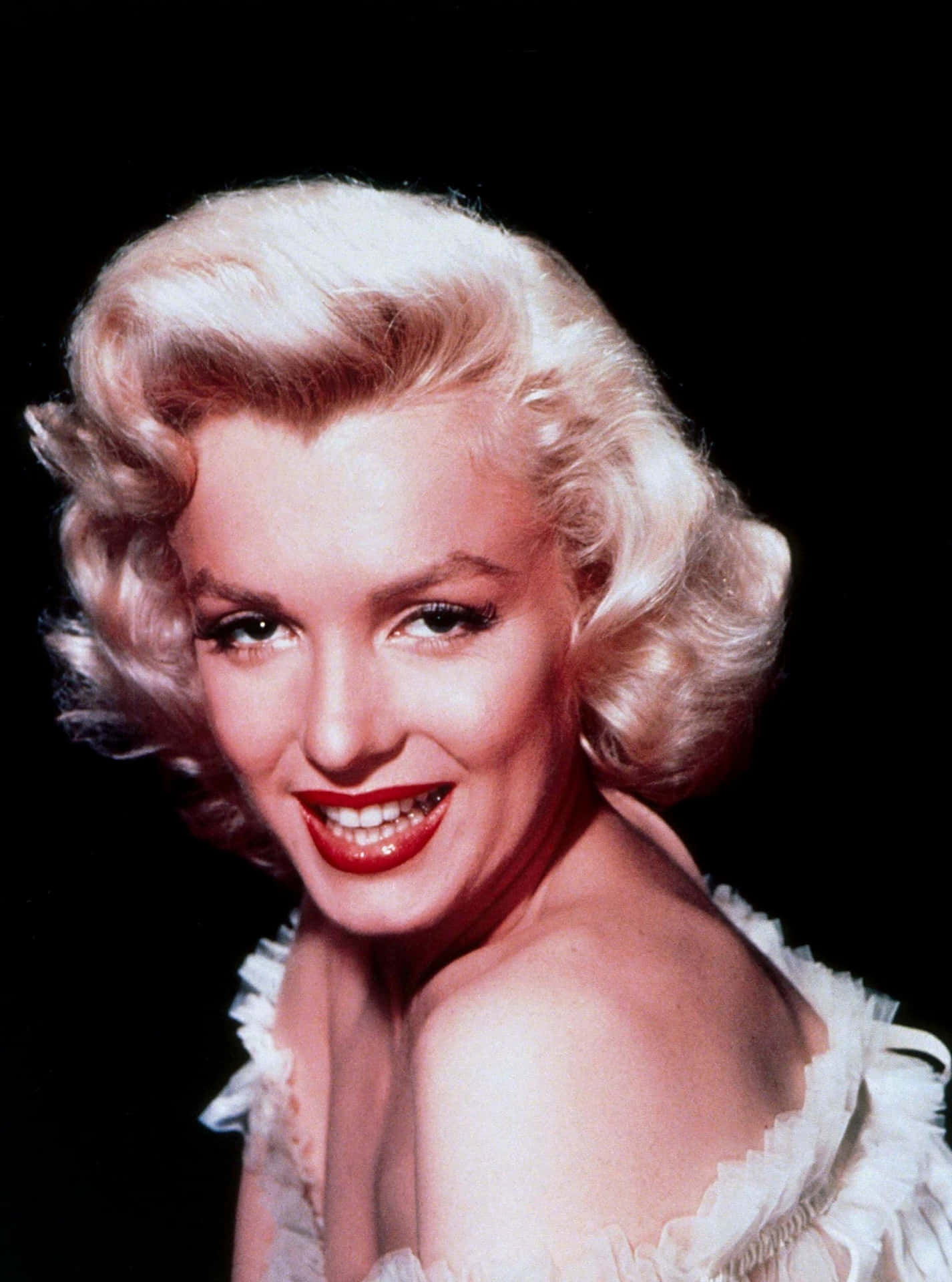 Download Marilyn Monroe Giving Her Best Vixen Pose | Wallpapers.com