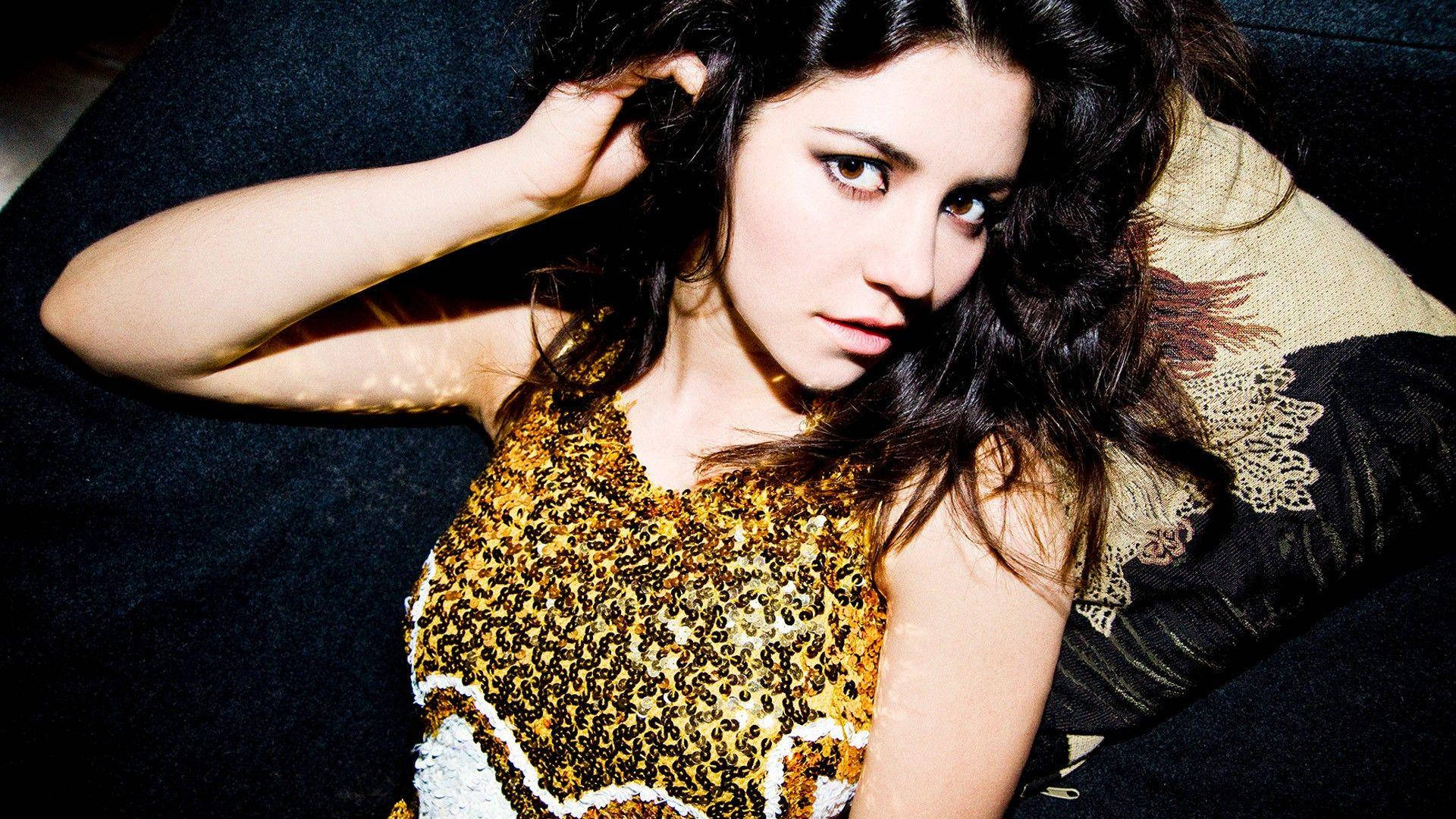 Marina And The Diamonds In Gold Background
