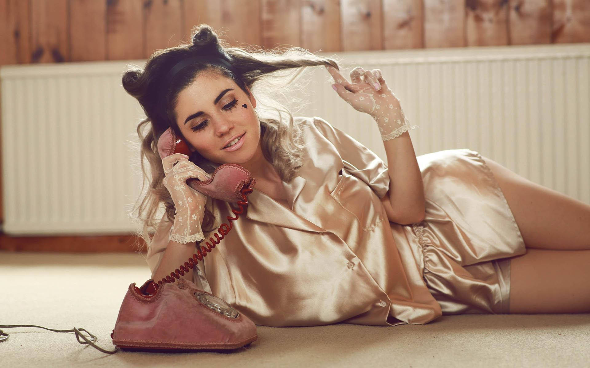 Marina And The Diamonds In Sleepwear Background
