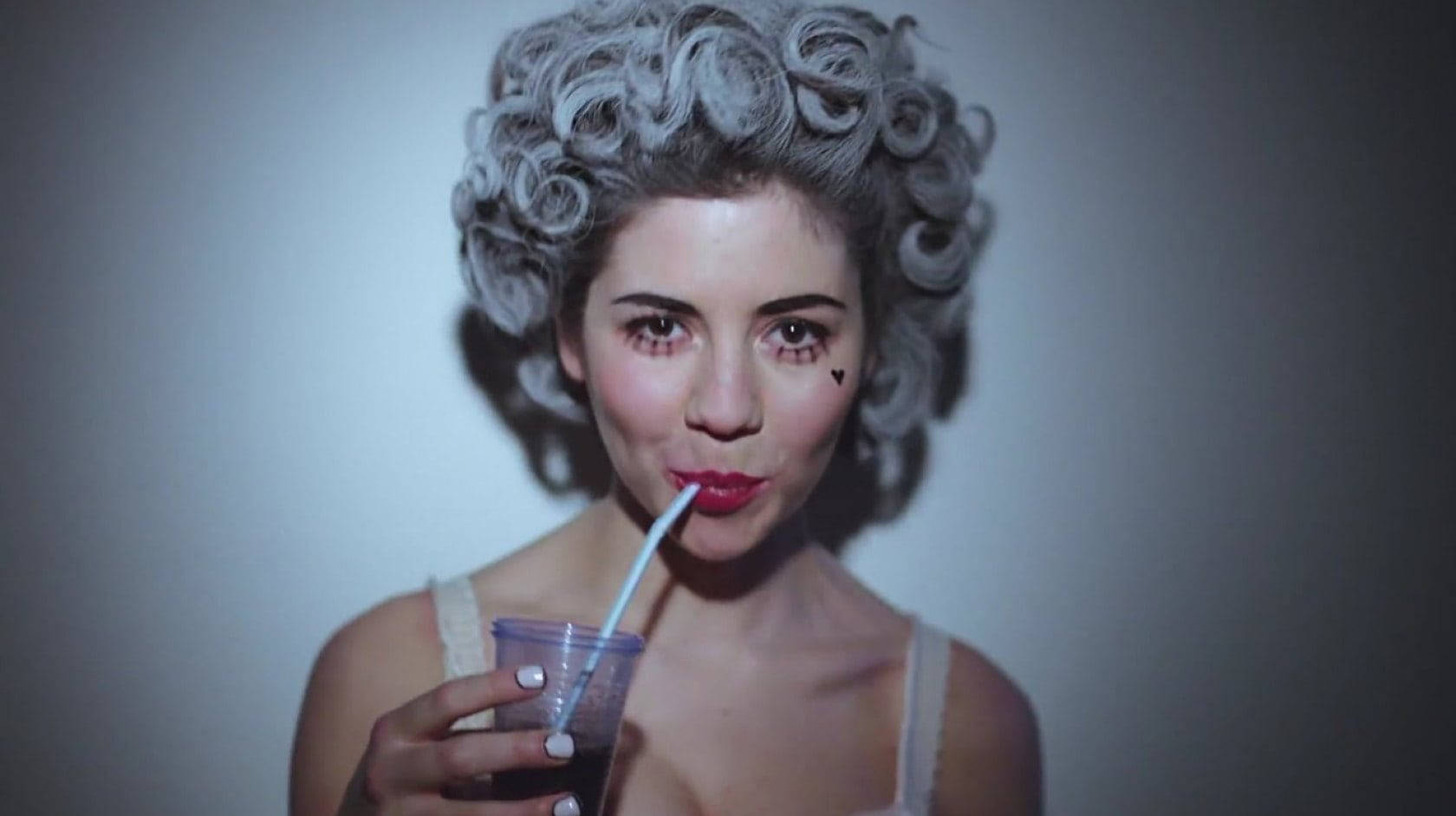 Marina And The Diamonds Vintage Hair Background