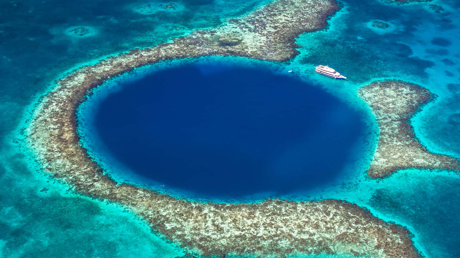 Marinsjunkhål I Belize - Great Blue Hole. Wallpaper