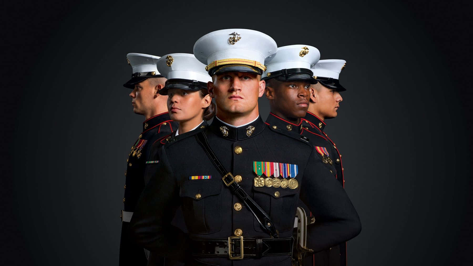 Ungruppo Di Marines In Piedi Di Fronte A Uno Sfondo Nero Sfondo