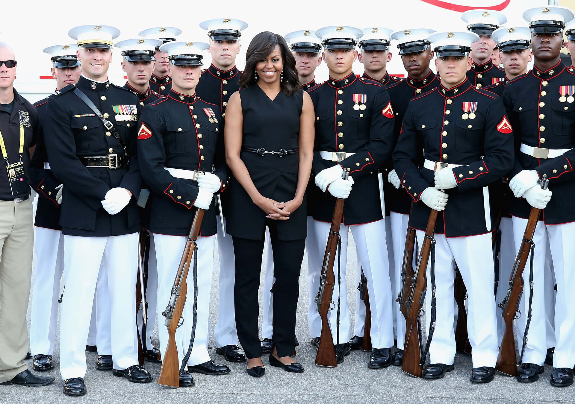 Semprefedele - Un Marines Degli Stati Uniti Saluta La Bandiera Americana. Sfondo