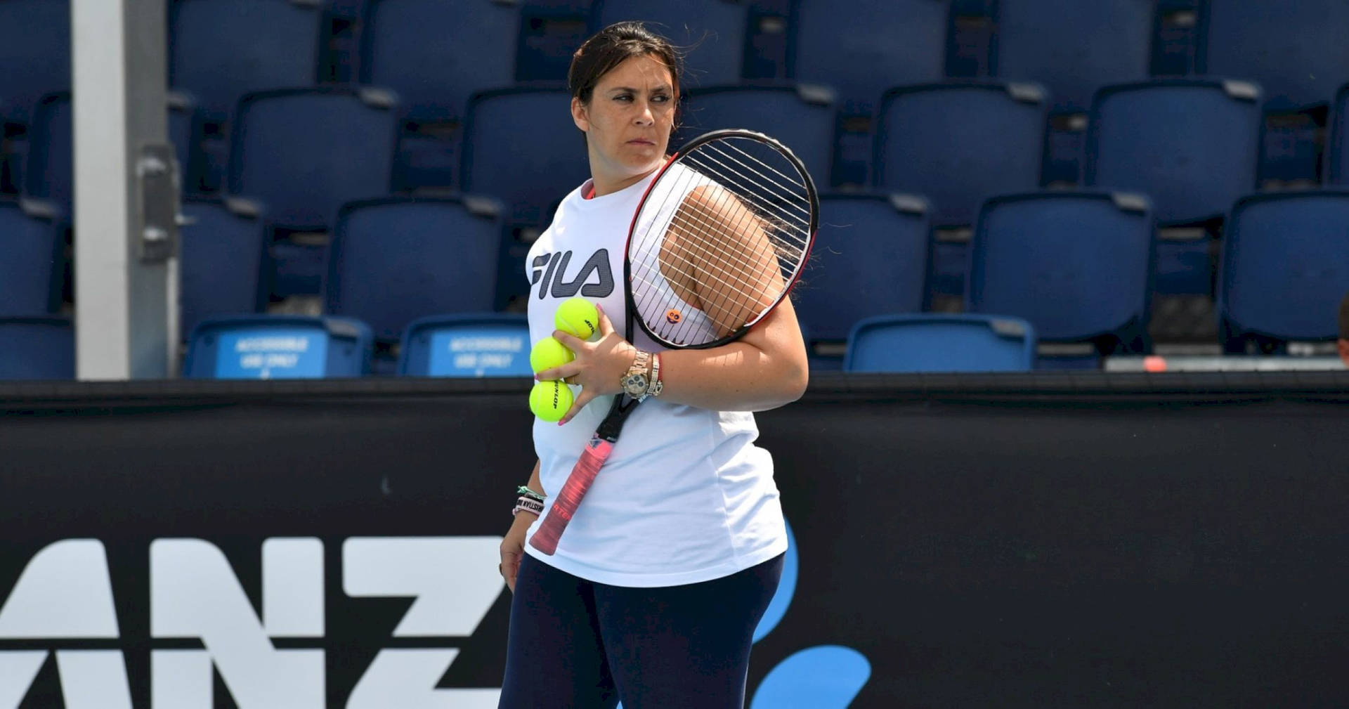 Marion Bartoli holder tennisbolde på hvid baggrund. Wallpaper