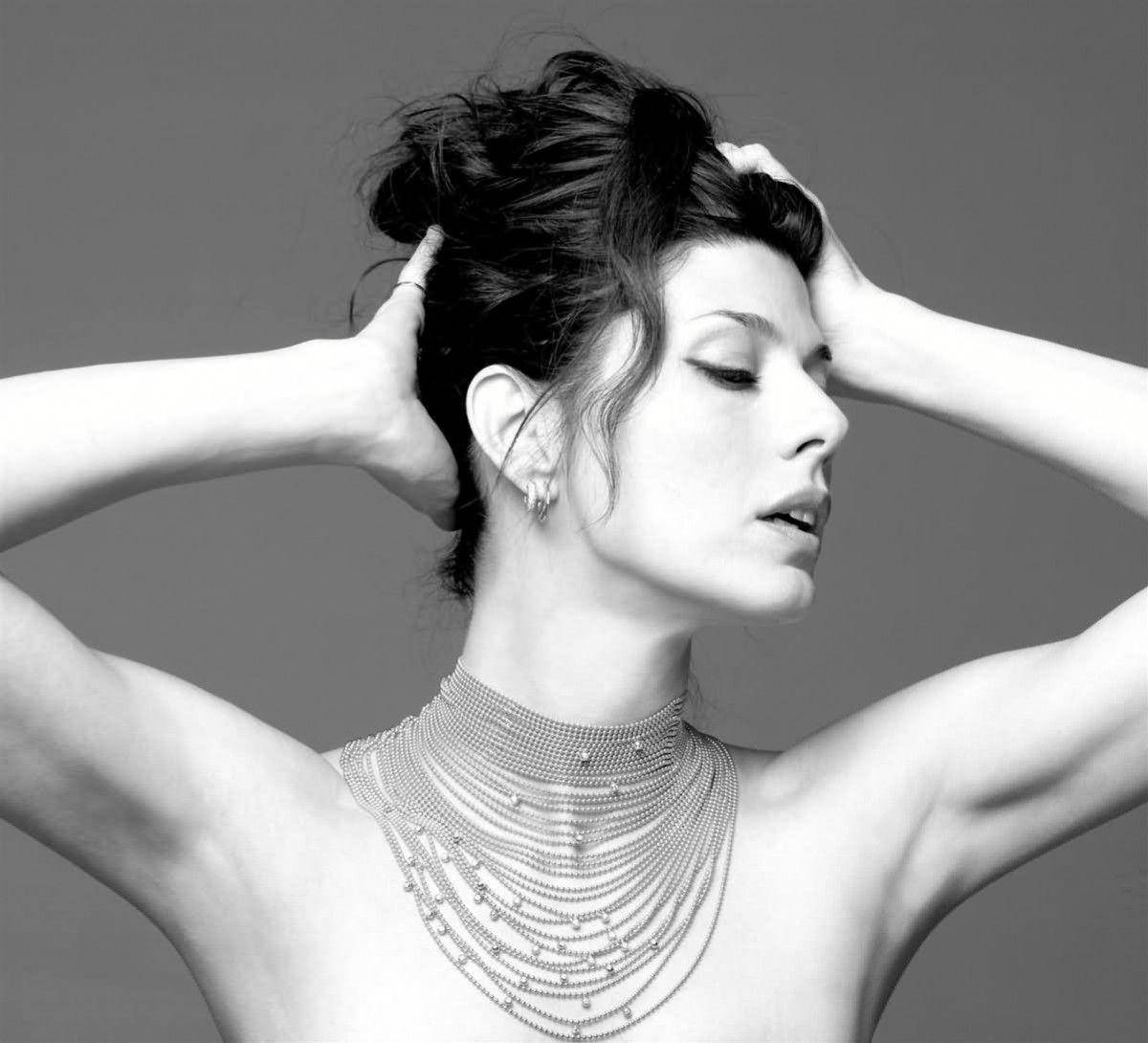 Marisa Tomei Topless Necklace Wallpaper