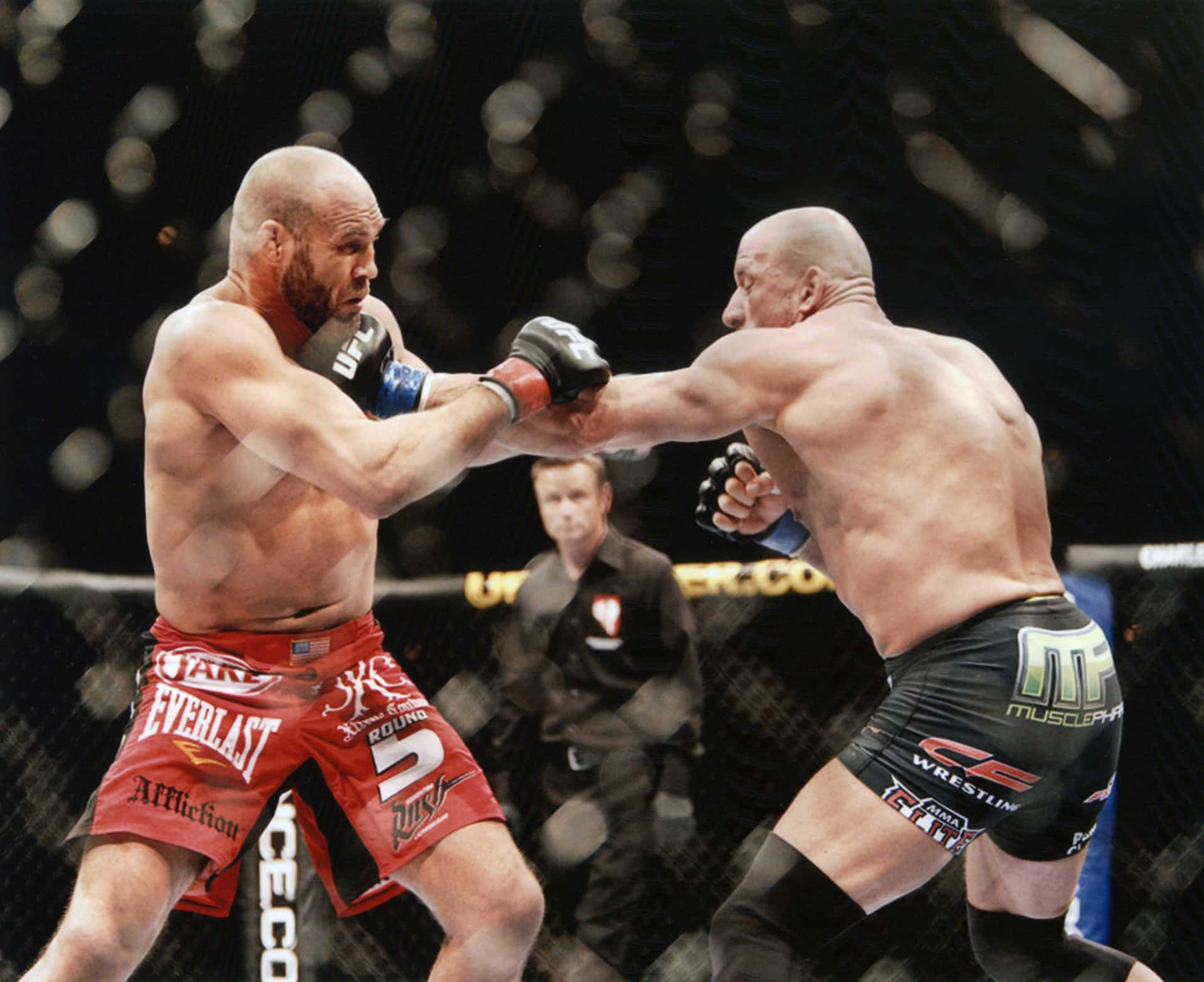 Mark Coleman Punching Randy Couture Wallpaper