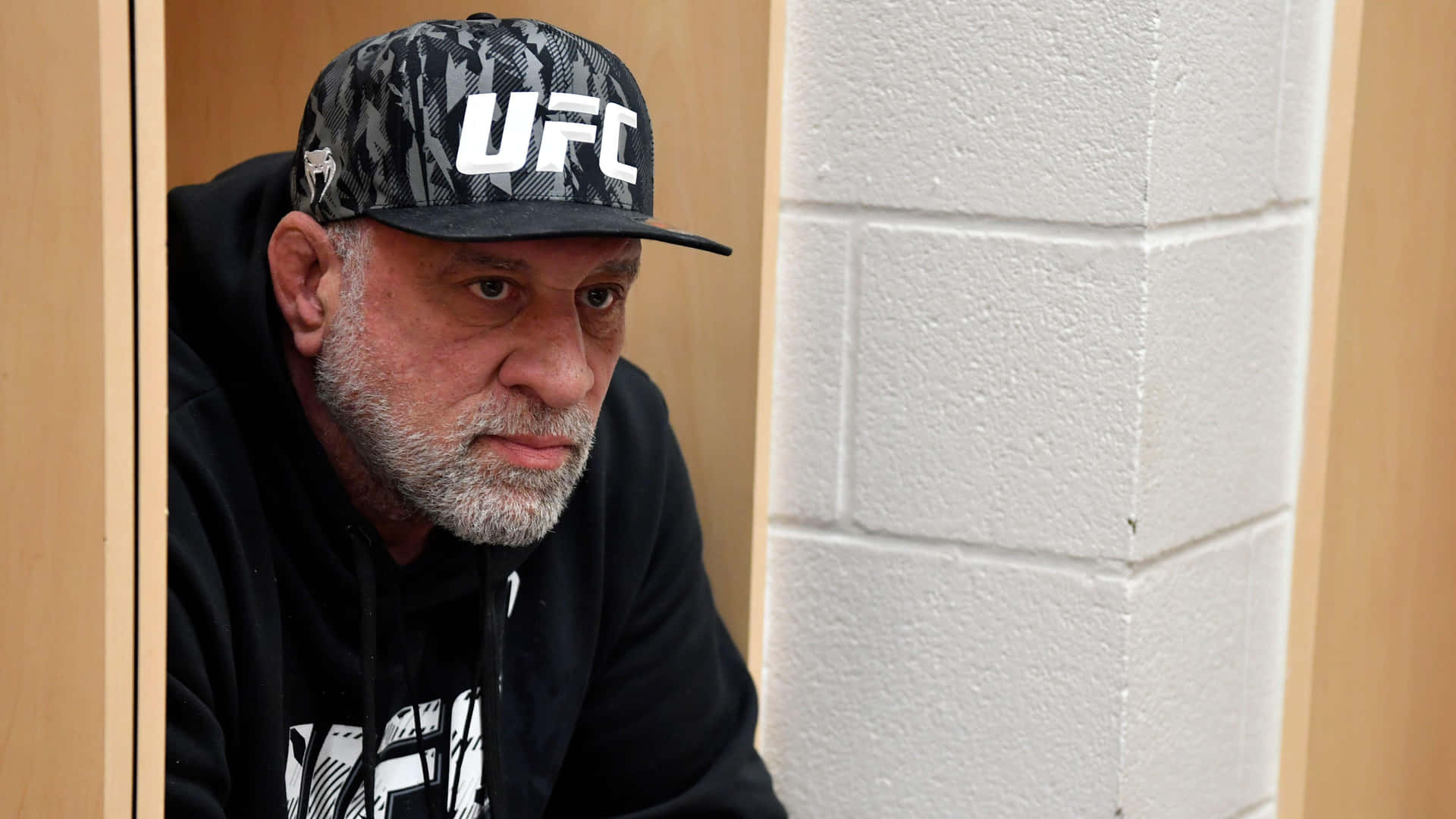 Mark Coleman iført UFC-kasket ser sportsvæggeldækning Wallpaper