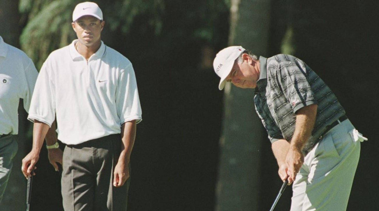 Marko'meara Spielt Golf Mit Tiger Woods Wallpaper