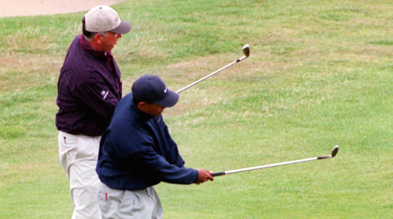 Mark O'Meara og Tiger Woods Holder Golf Clubs Golf Tapet Wallpaper