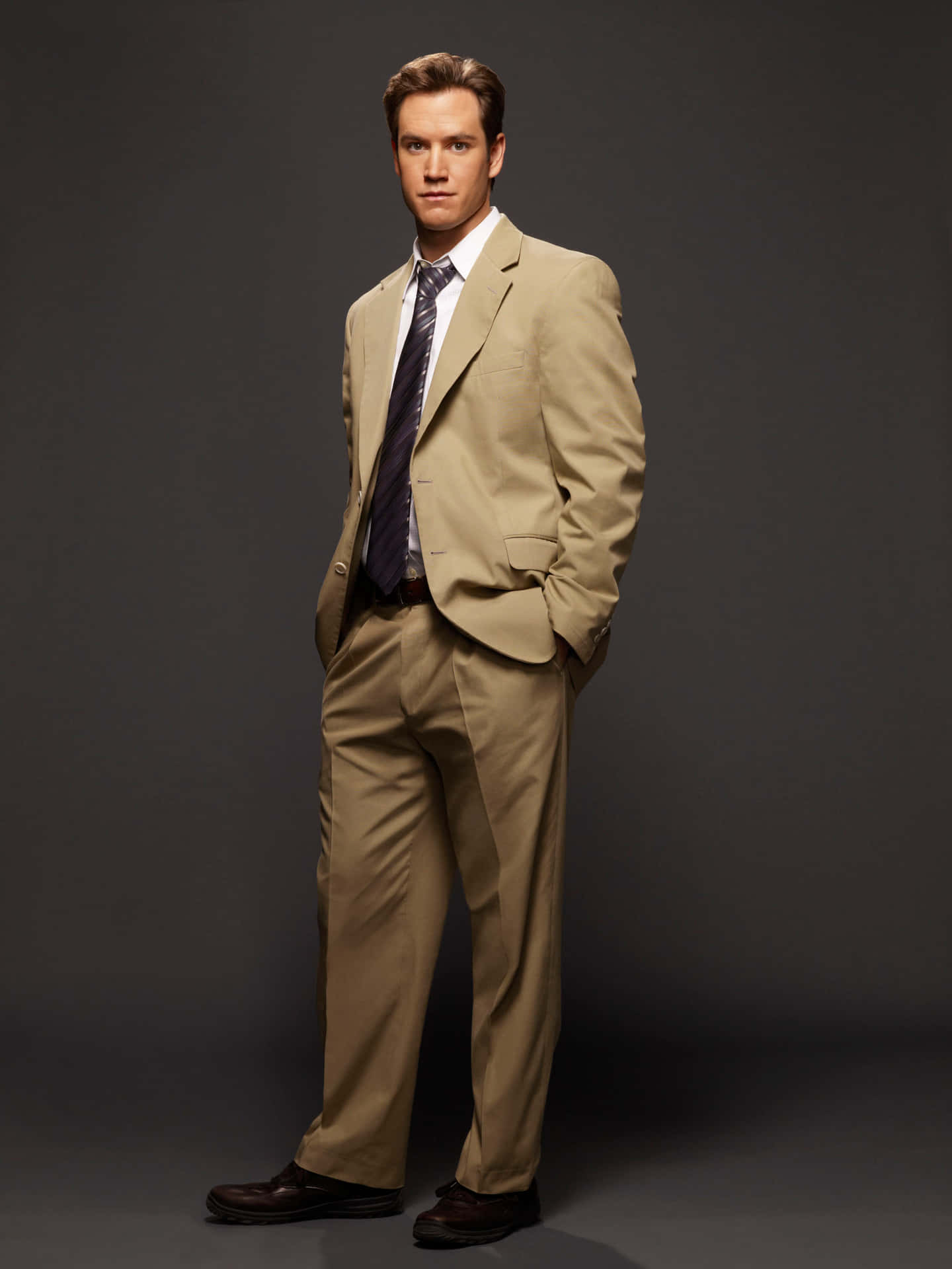 Actor Mark-Paul Gosselaar in a professional photoshoot Wallpaper