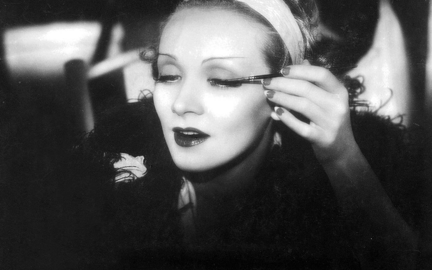 Marlene Dietrich Applying Mascara Wallpaper