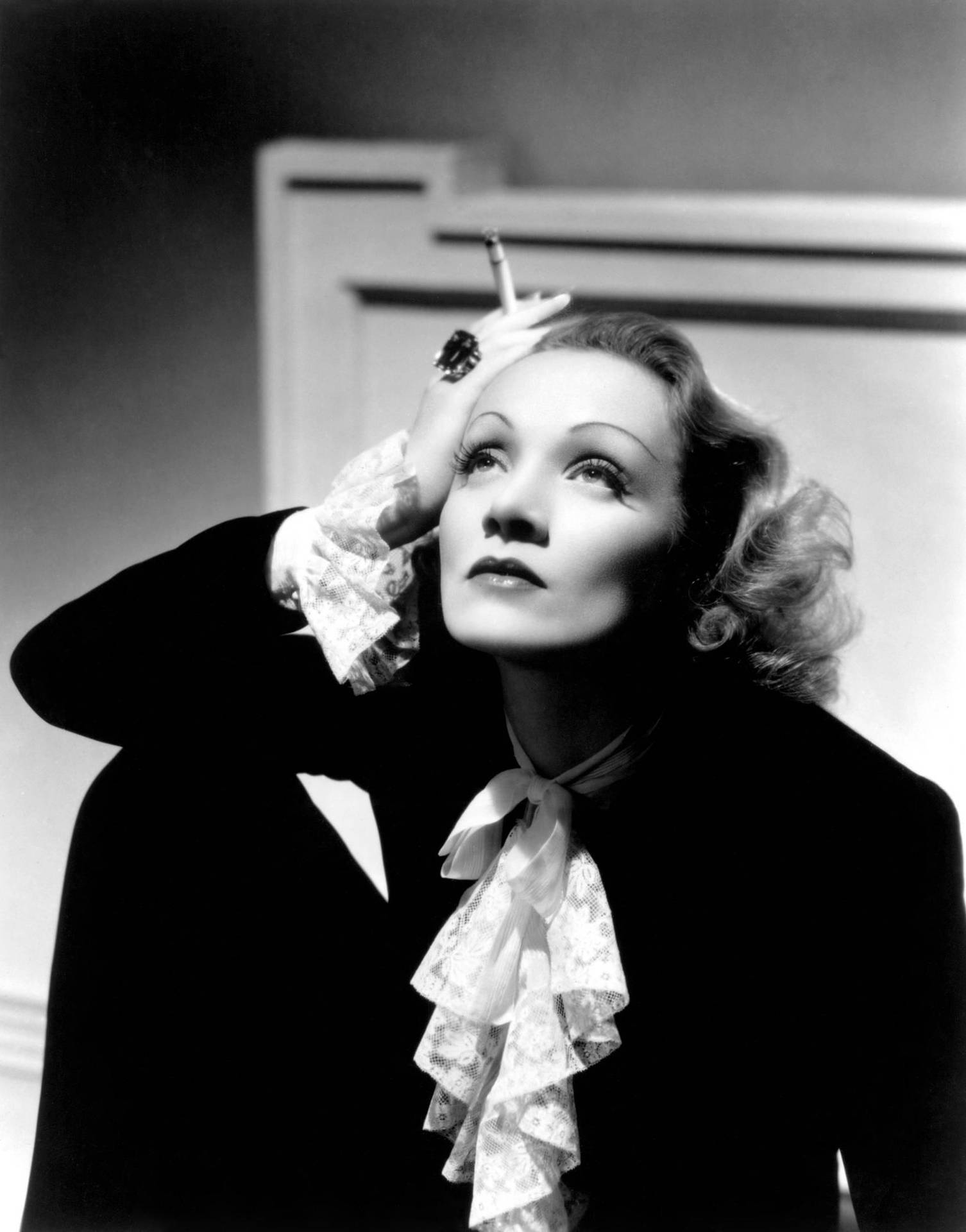 Marlene Dietrich Sort Dragt Og Krymmet Slips Tapet Wallpaper