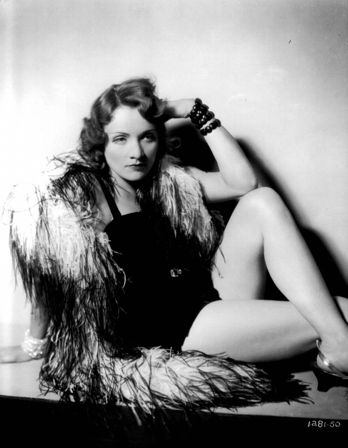 Marlene Dietrich Cabaret Outfit Live Wallpaper: Tag i det teatralske udseende af Marlene Dietrichs Cabaret-dragt. Wallpaper