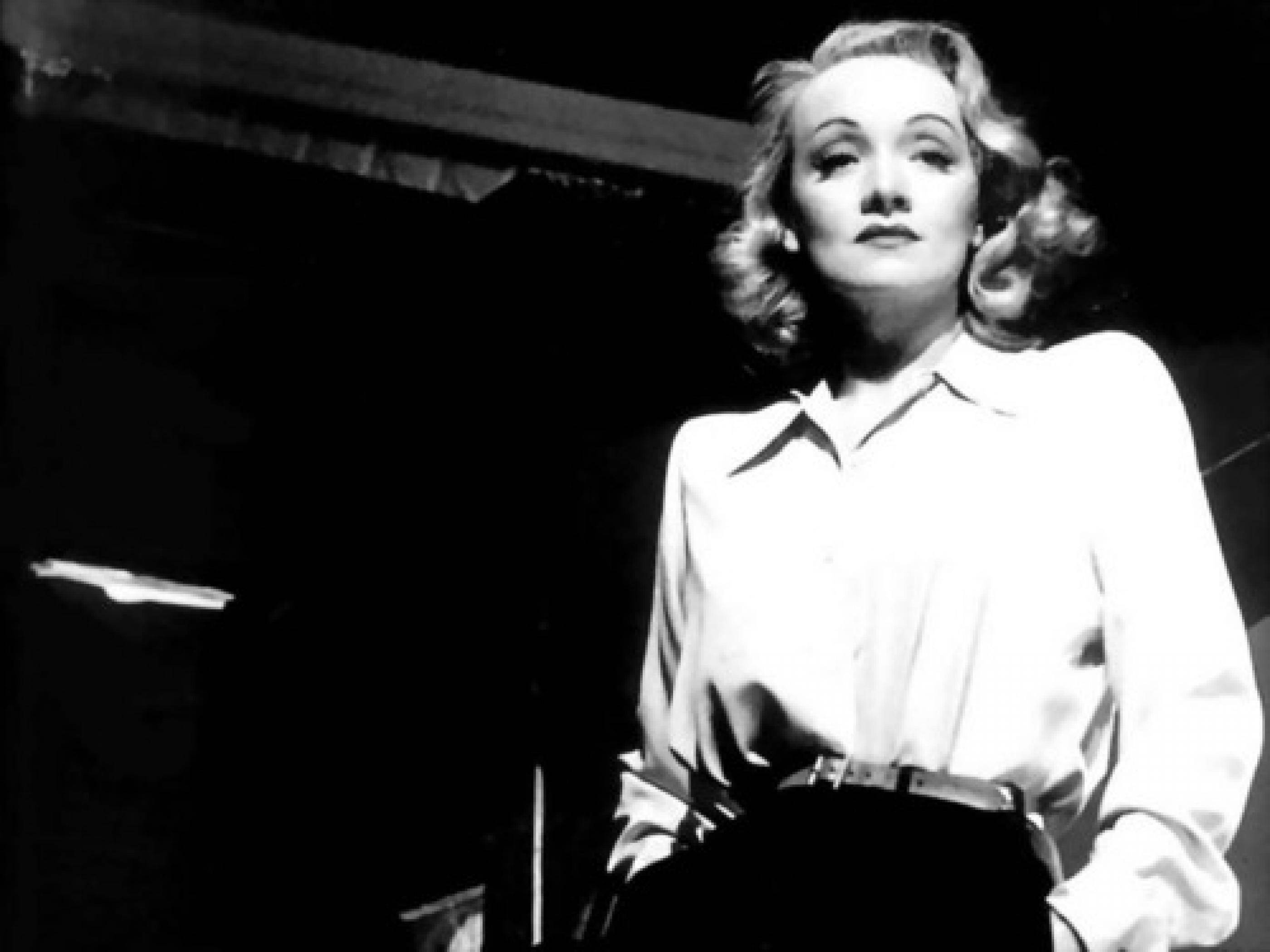 Marlene Dietrich Klassisk Hvid Outfit Wallpaper