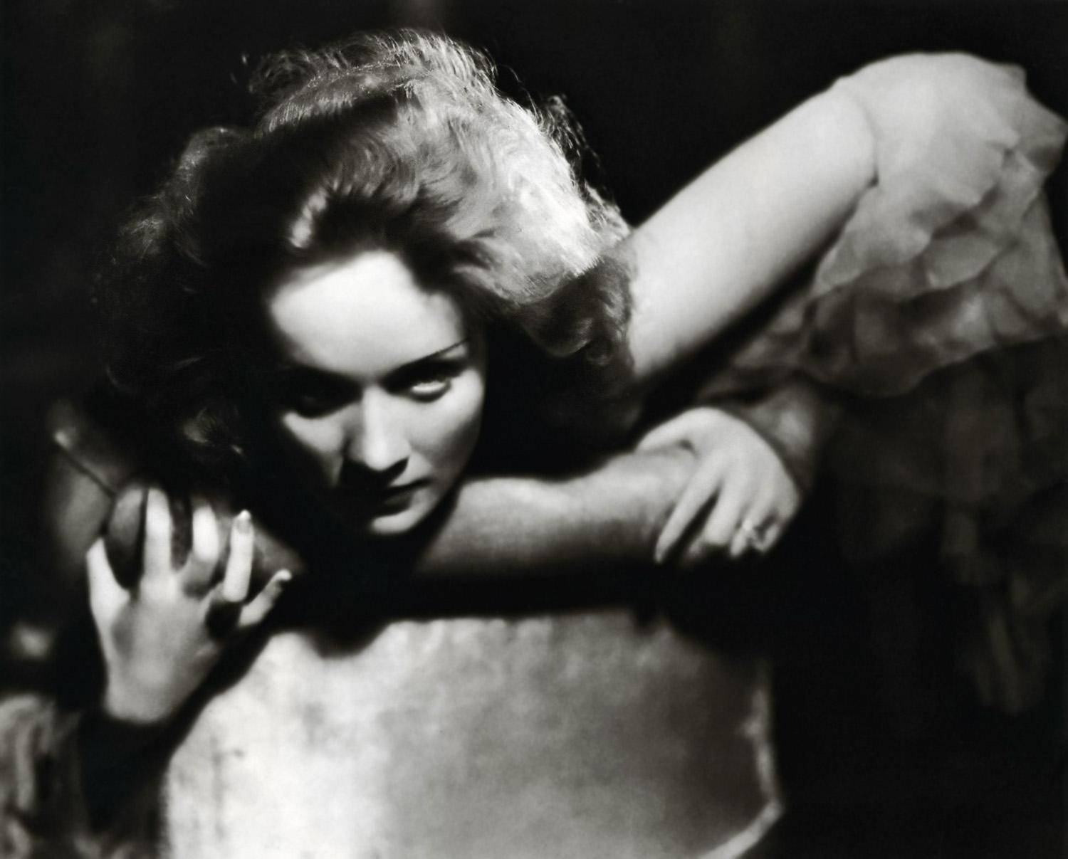 Marlene Dietrich Klamrer Sig Fast På Stolen Wallpaper