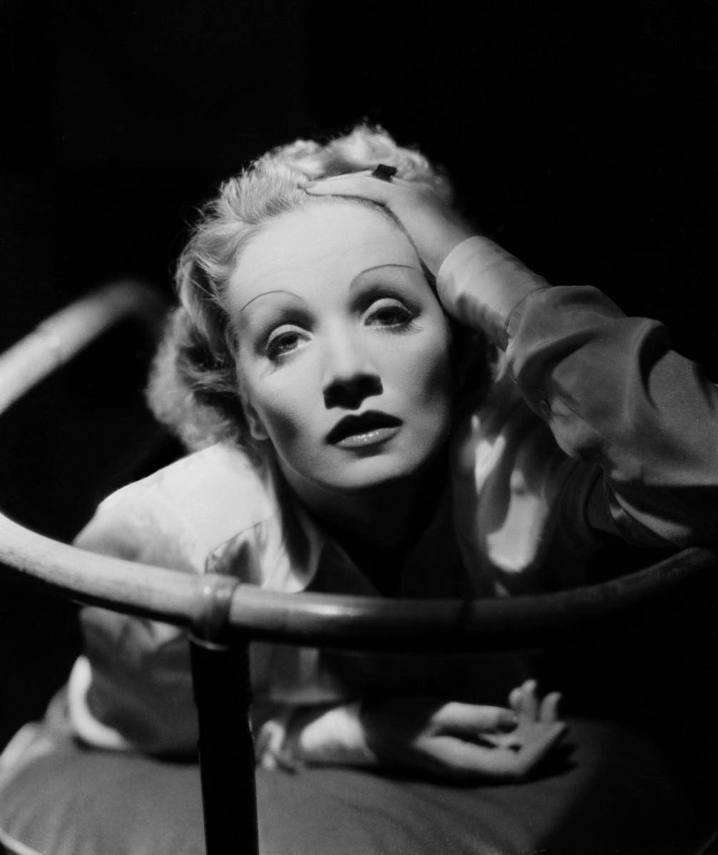 Marlene Dietrich med hånd på hoved tapet Wallpaper
