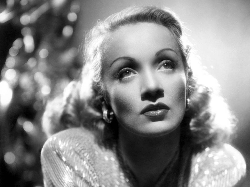 Marlene Dietrich I Skinnende Sølvkjole Wallpaper
