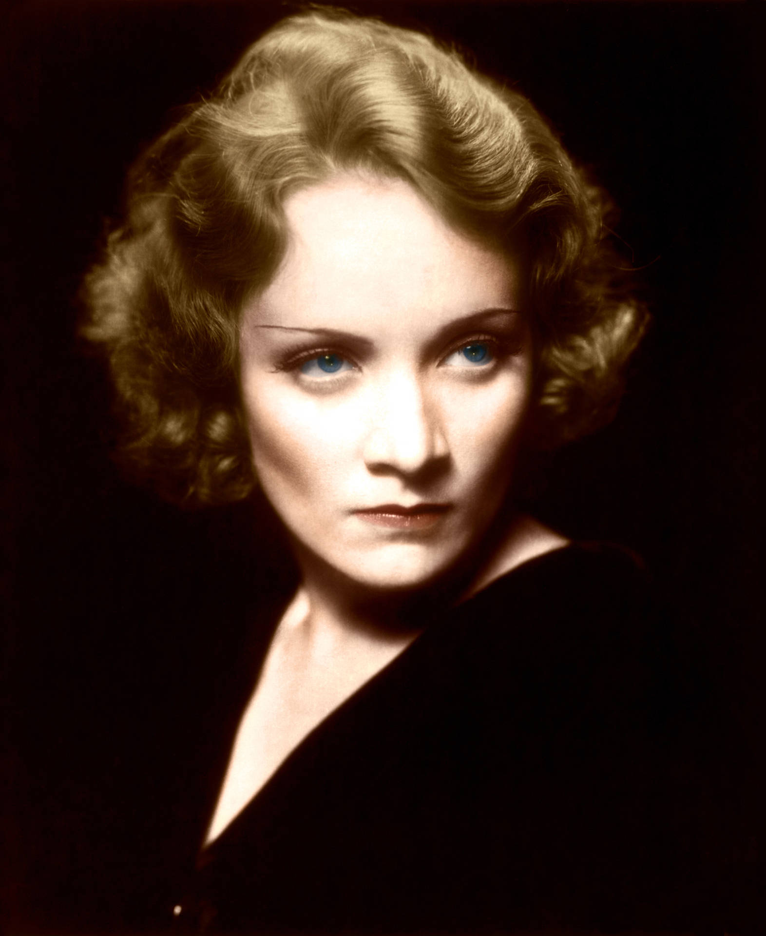 Marlene Dietrich Intenst Farvet Headshot Wallpaper