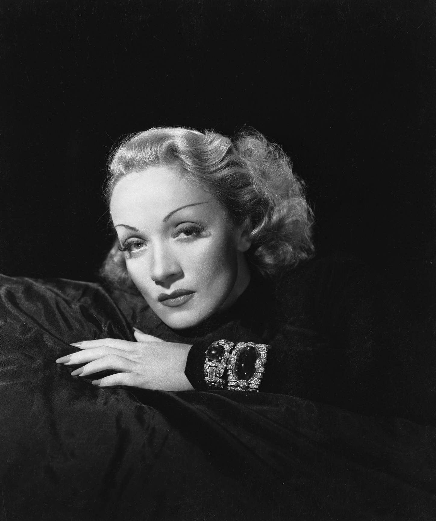Marlene Dietrich Liggende På Sengen Wallpaper