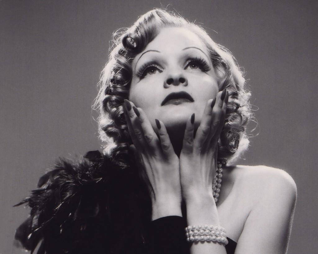 Marlene Dietrich Poserer I Sort Fjer Kjole Wallpaper