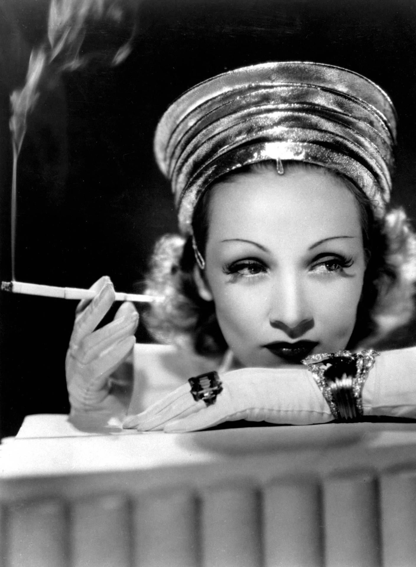 Marlene Dietrich Iført Kæmpe Hat Wallpaper
