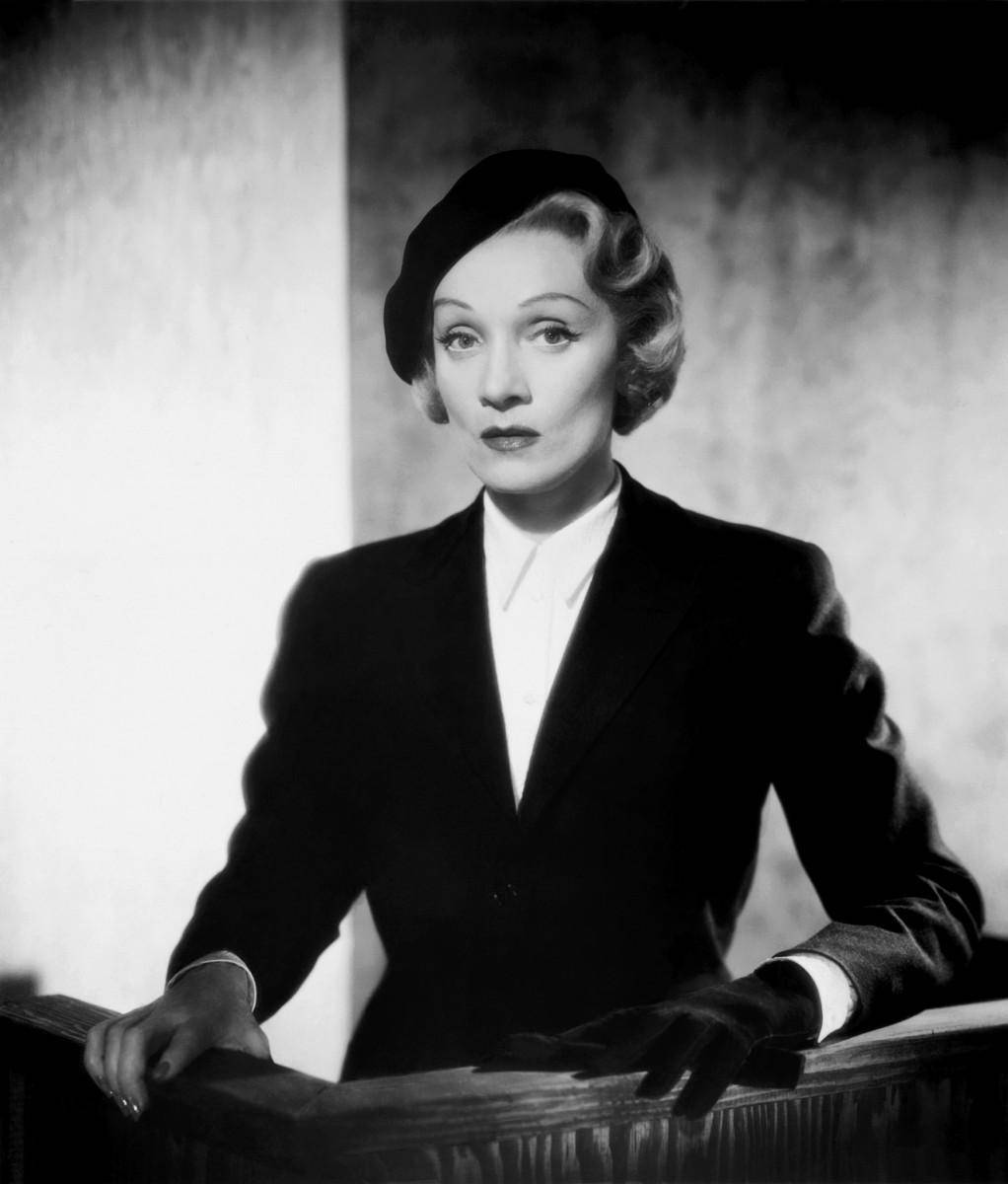 Marlene Dietrich on the witness stand in court Wallpaper