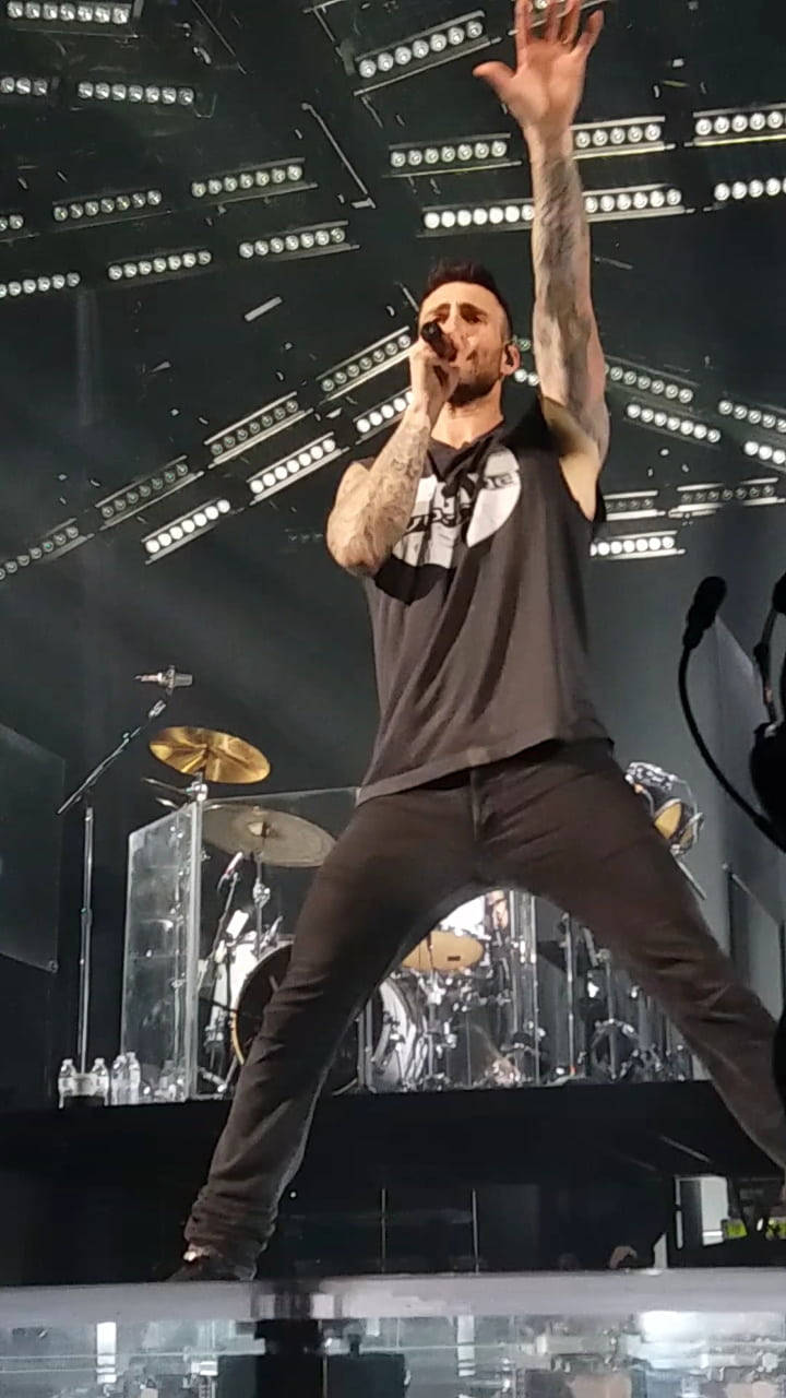Maroon 5 Adam Hands Opfordrede Koncert Tapet Wallpaper