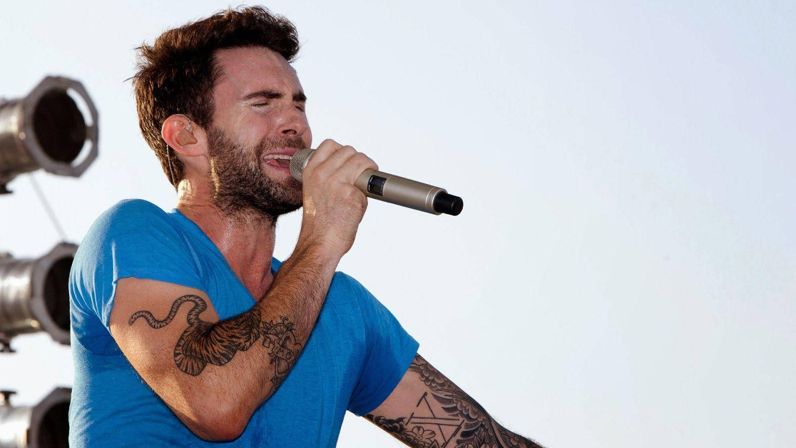 Maroon 5 Wallpaper med blå skjorte syngende Wallpaper