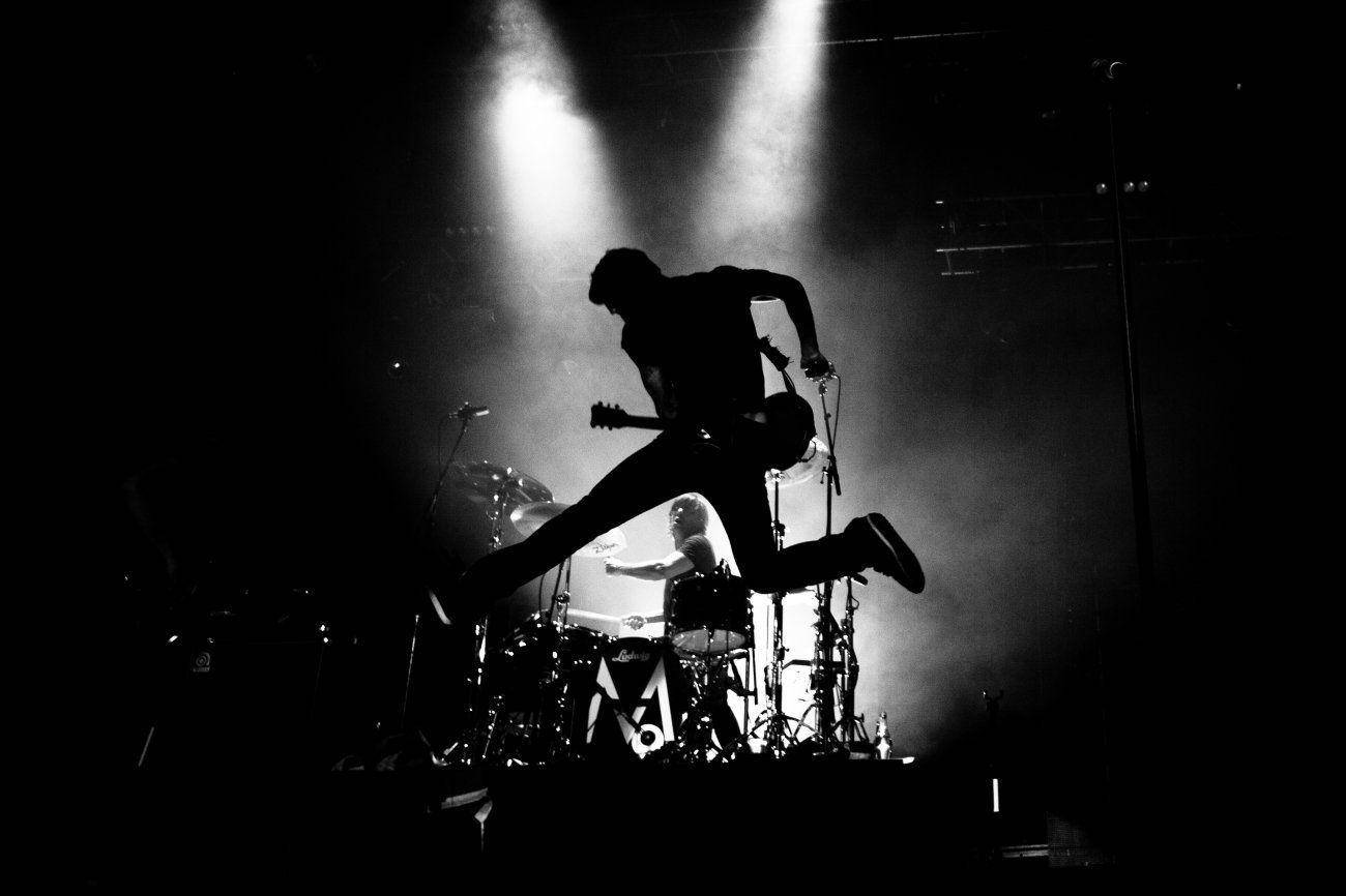 Maroon 5 Jumping Rock Performance Wallpaper