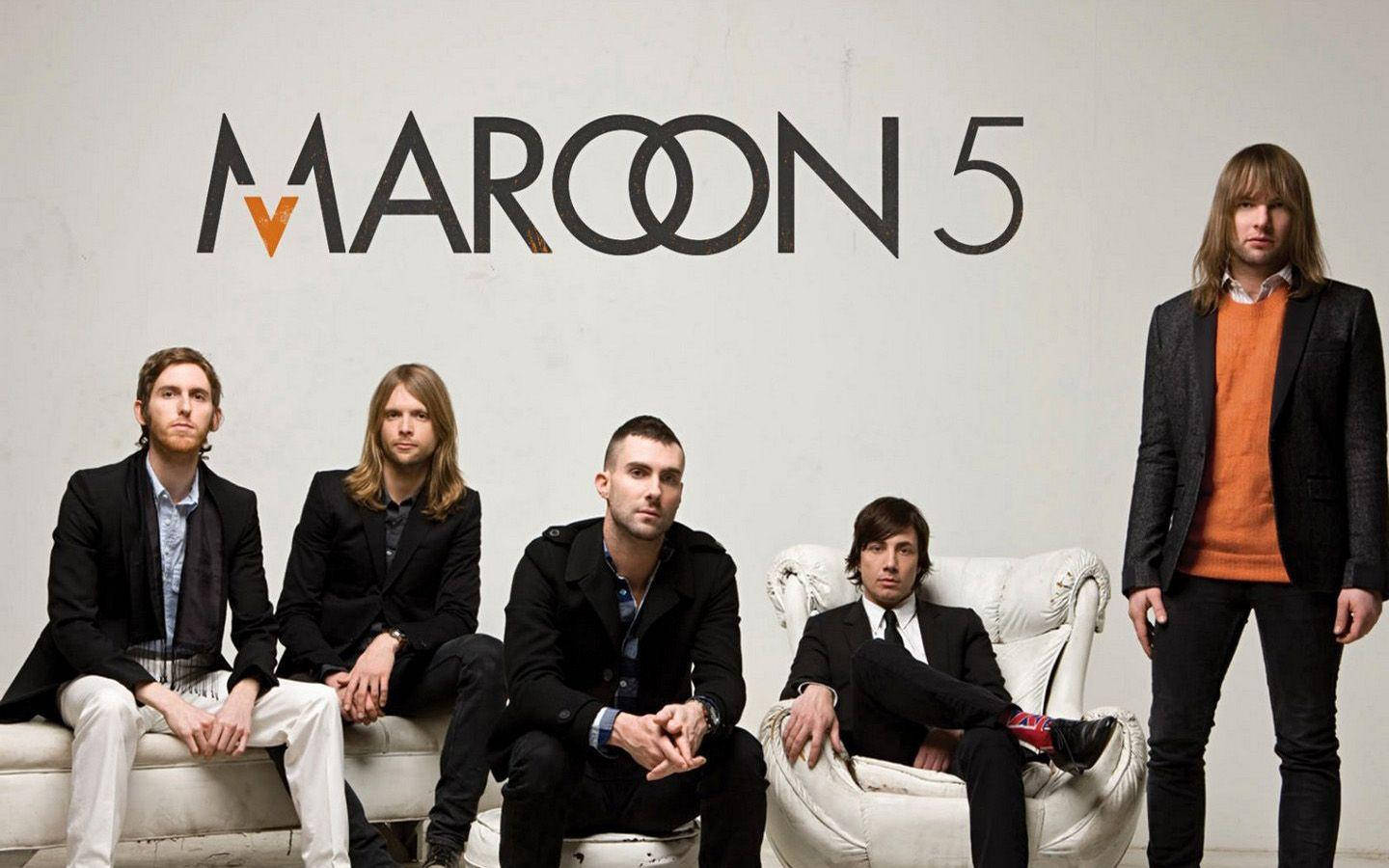 Maroon5 Poserar I En Soffstol (for A Computer/mobile Wallpaper Featuring Maroon 5 Posing In A Sofa Chair) Wallpaper