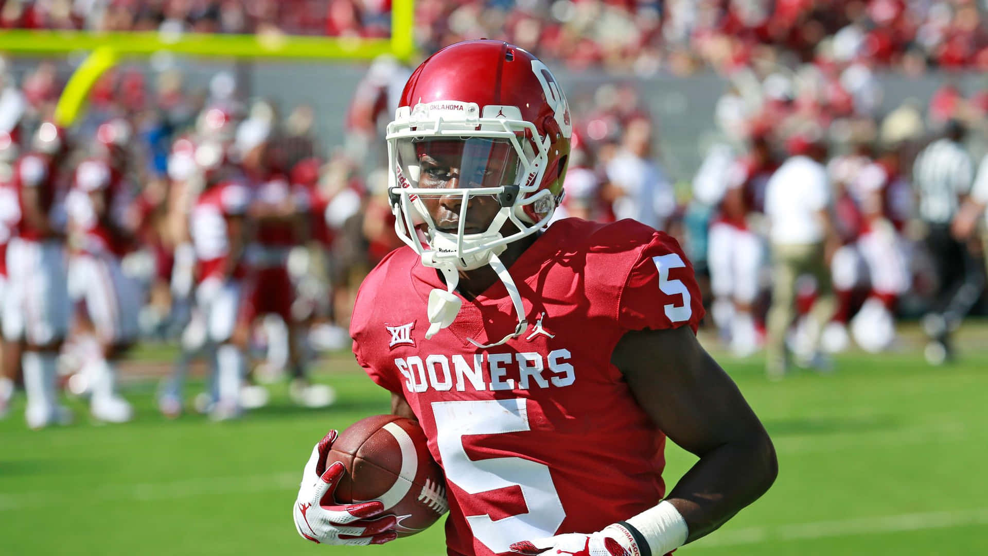 Marquise Brown Oklahoma Sooners Football Action Wallpaper
