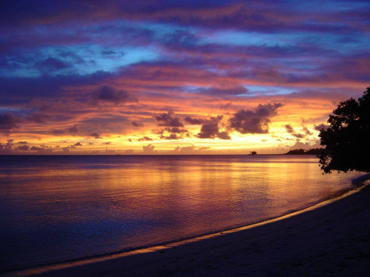 Puestade Sol En Las Islas Marshall En La Playa Fondo de pantalla