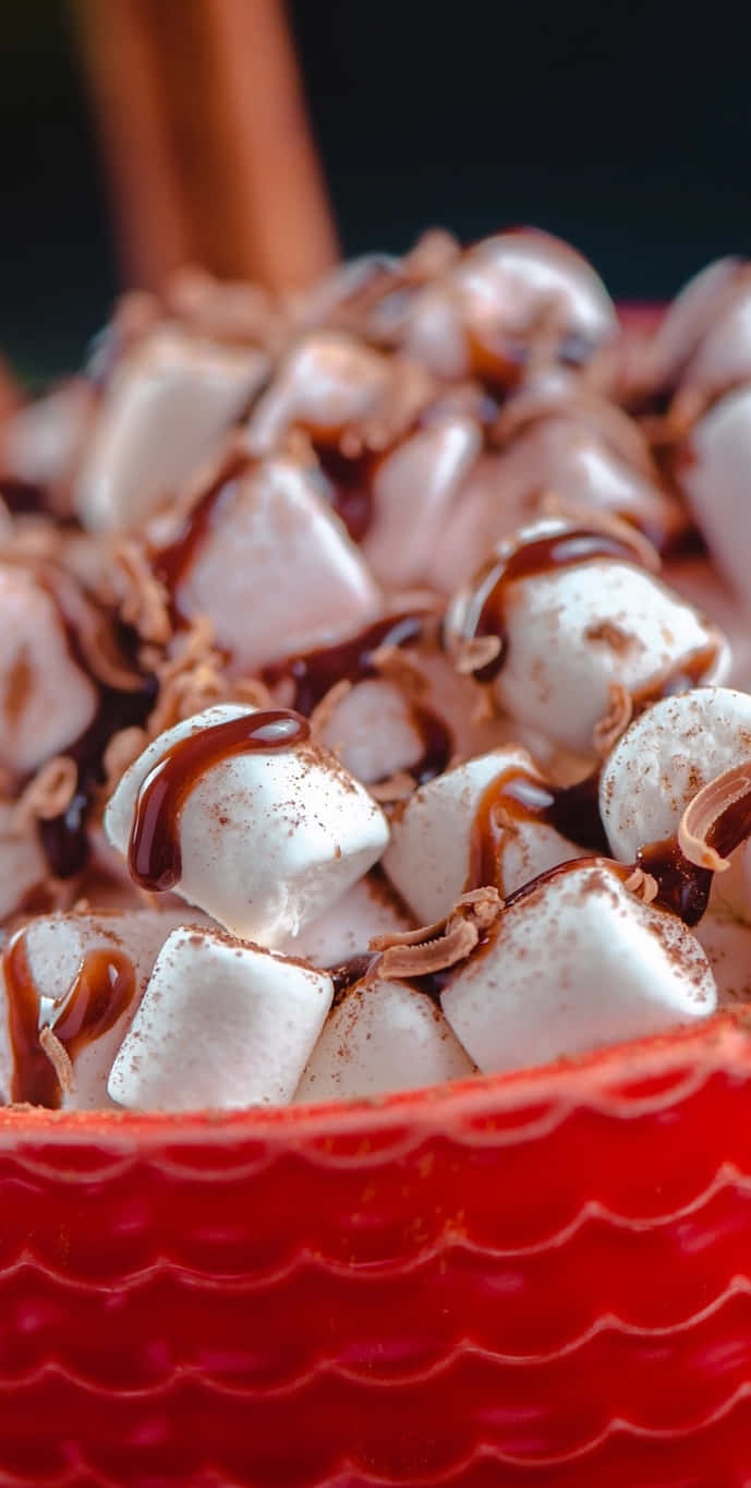 En skål af marshmallows og chokolade i en rød skål Wallpaper