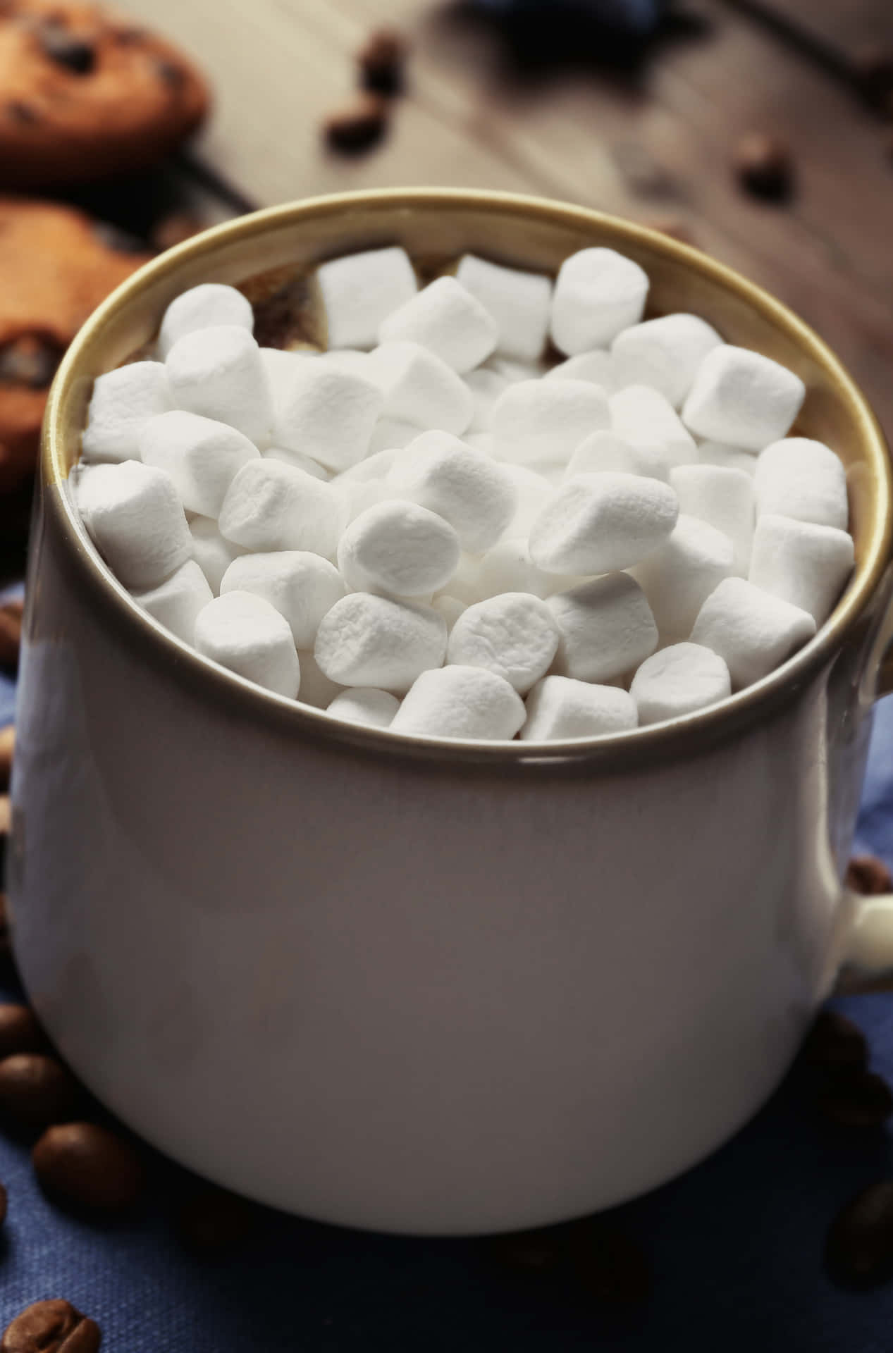 Marshmallowsin Einer Tasse Mit Kaffee Und Keksen Wallpaper