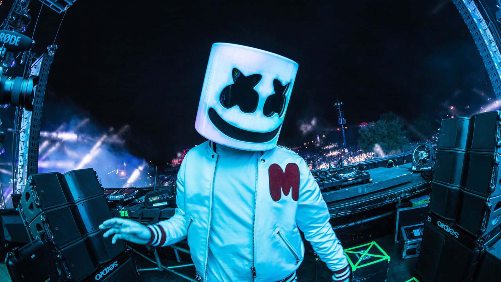 Marshmello,der Electronic Dance Music Produzent, Der Eine Einzigartige Maskenartige Maske Trägt.