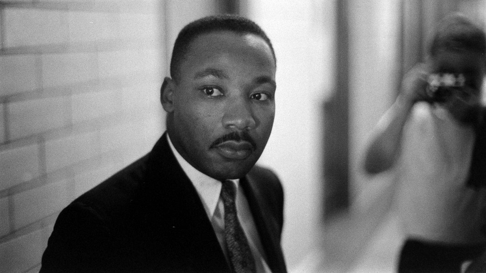 Martin Luther King Jr In Un Corridoio Sfondo