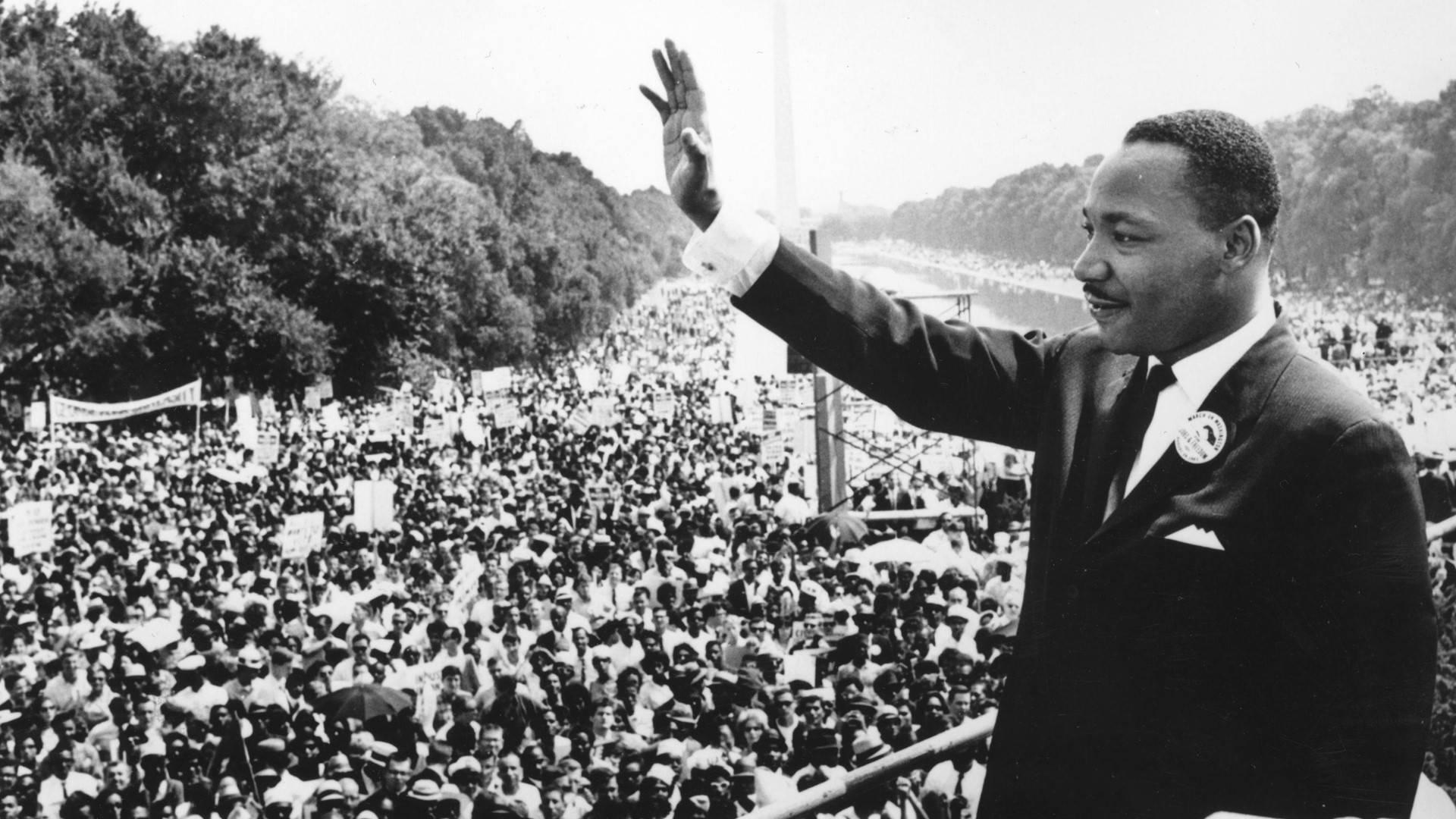 Martin Luther King Jr Waving To Crowd Wallpaper