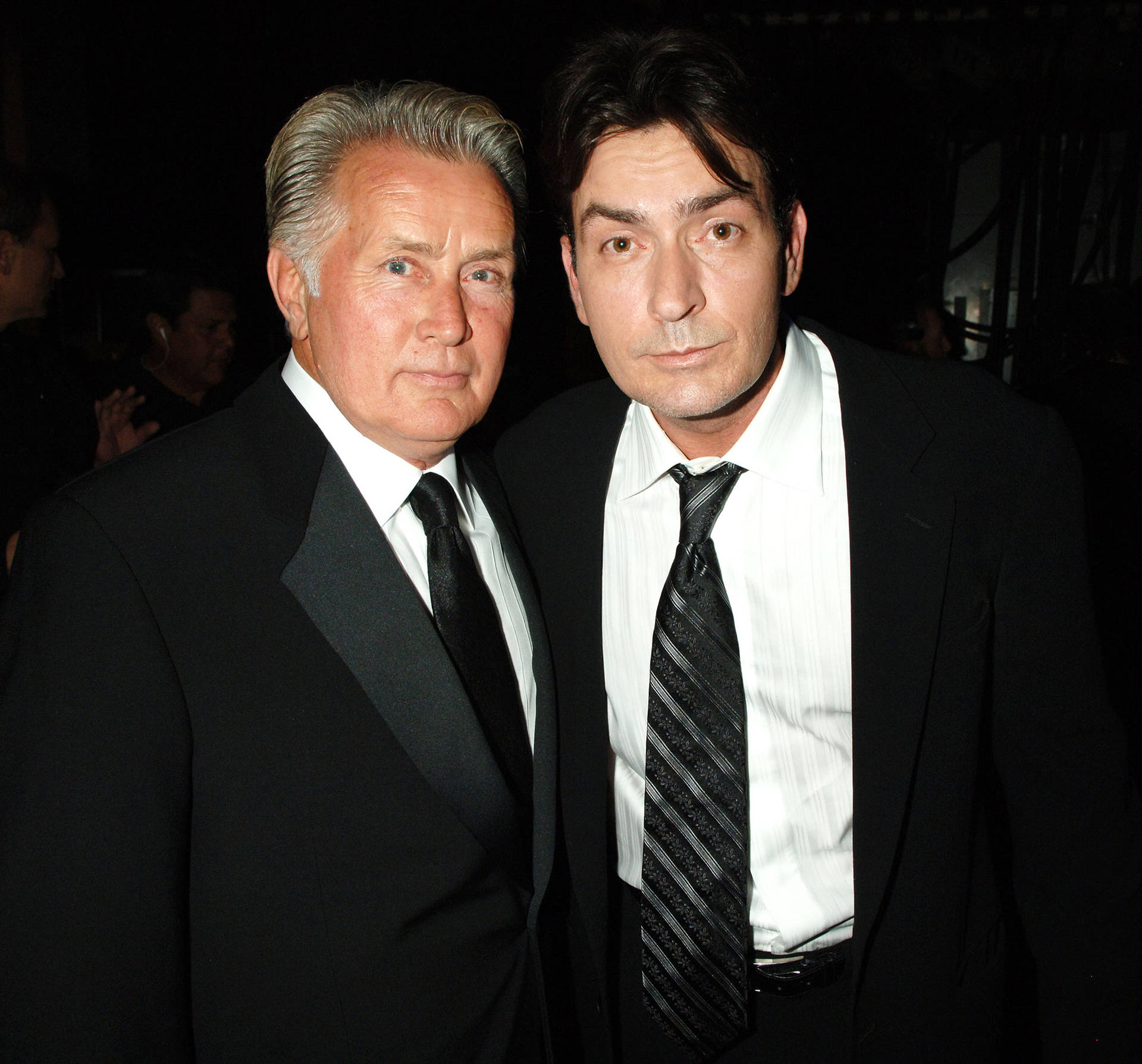 Martinsheen Och Charlie Sheen Emmy Awards Bakstegsfotografi. (note: This Is A Direct Translation. The Sentence Could Be Rephrased To Sound More Natural In Swedish.) Wallpaper