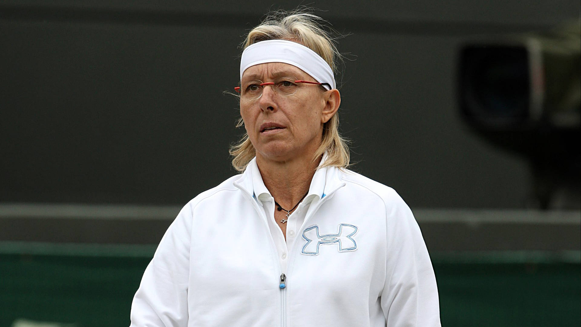 Martina Navratilova iført hvid jakke på blå himmel baggrund Wallpaper