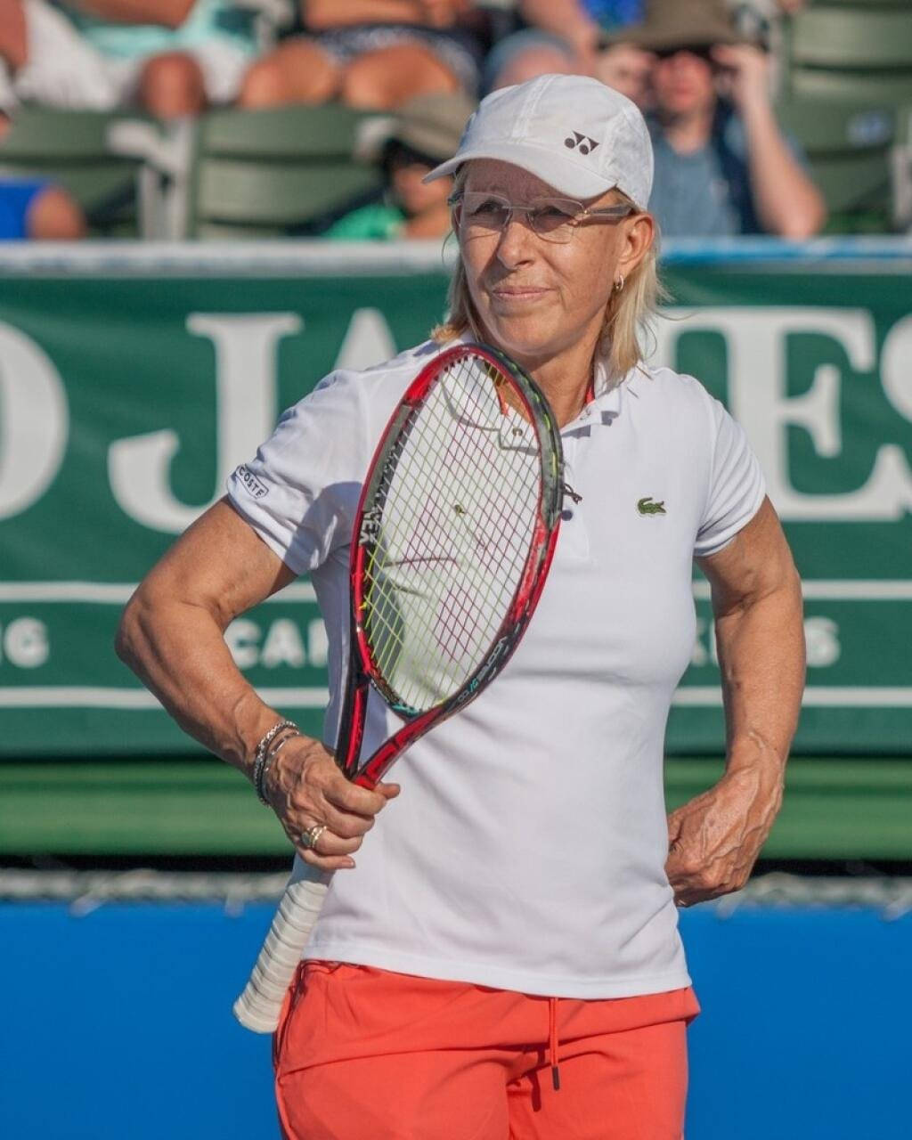 Martinanavratilova Con Una Raqueta De Tenis Roja. Fondo de pantalla