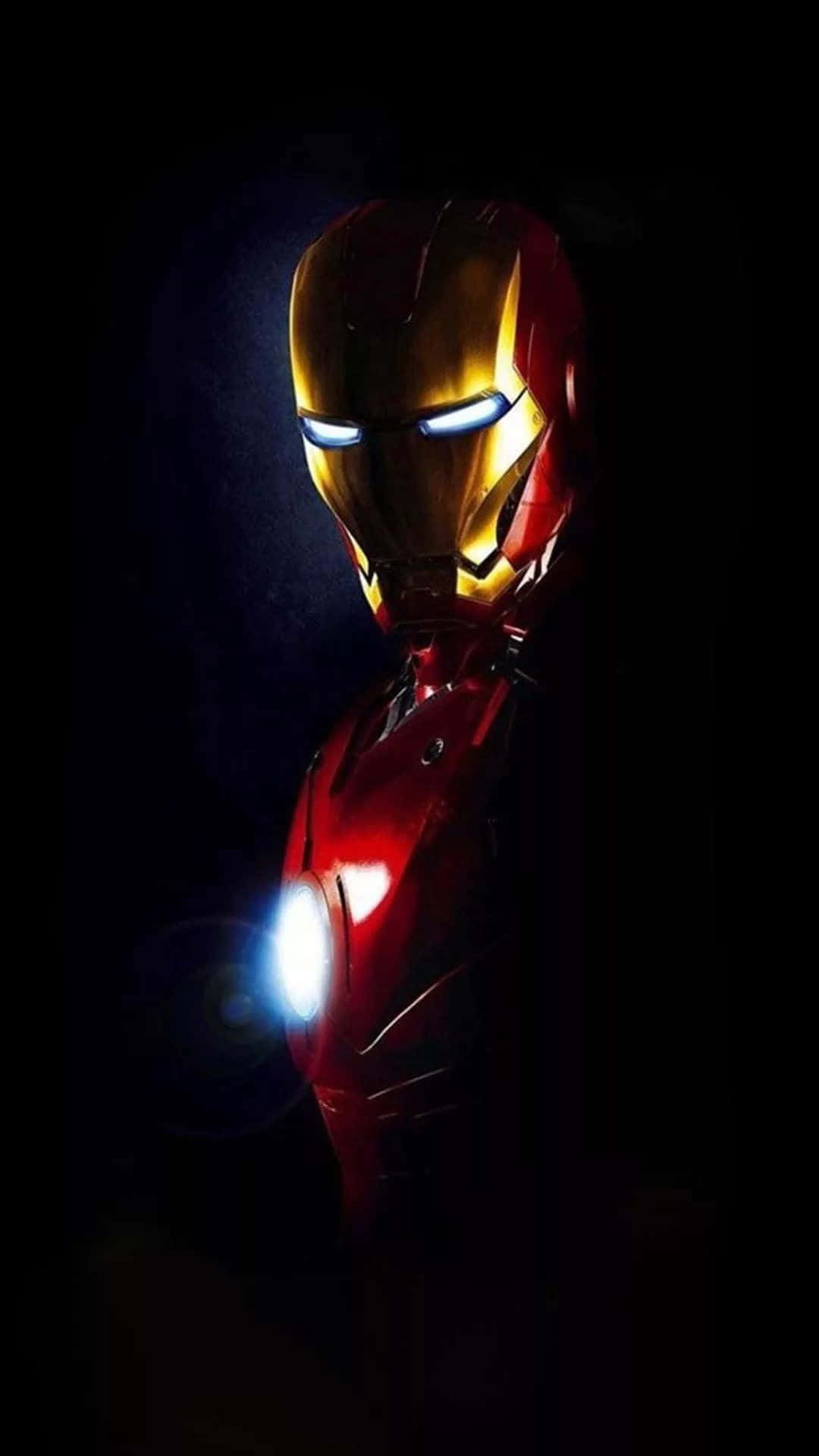 Iron Man i mørket med hans hjelm på Wallpaper